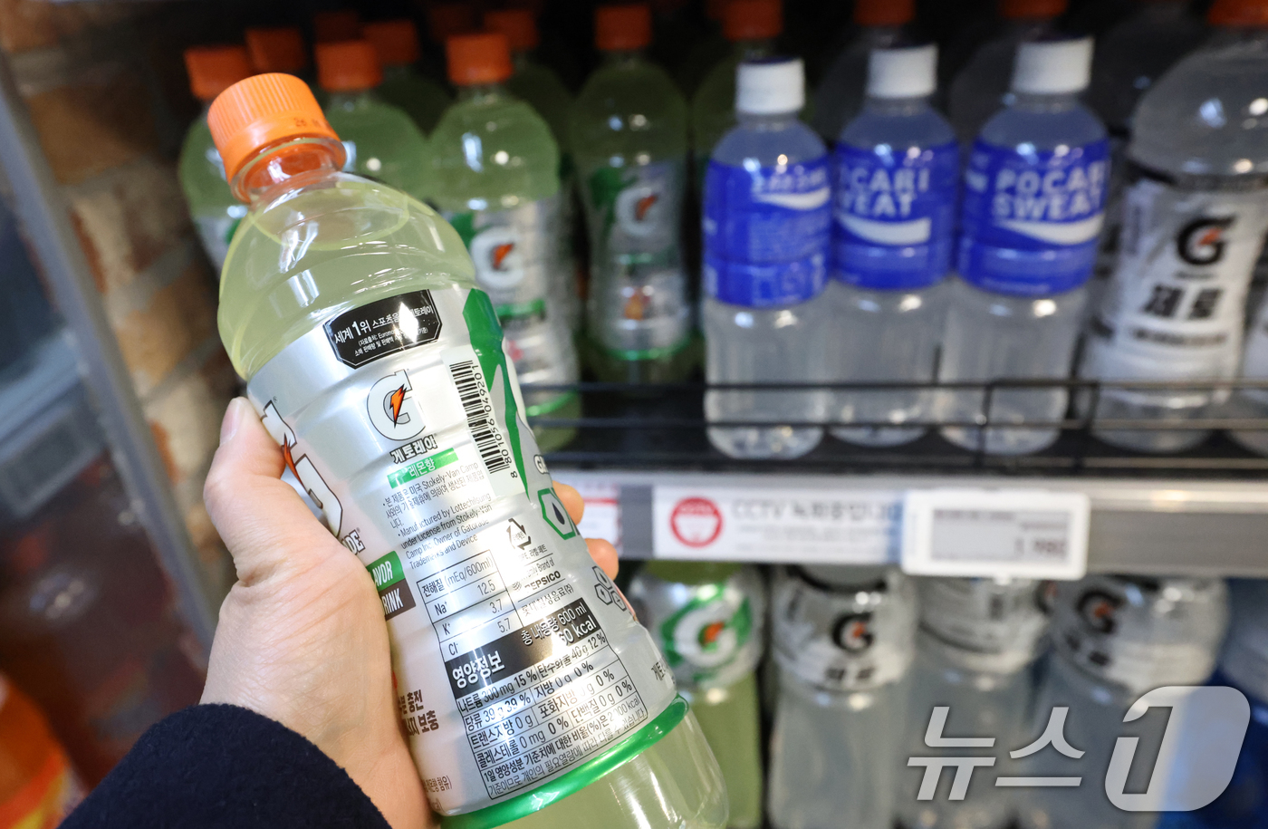 (서울=뉴스1) 권현진 기자 = 서울시보건환경연구원이 어린이·청소년의 건강한 식습관 형성을 위해 조사한 결과, 편의점에서 판매되는 음료와 간식, 식사대용 식품의 당류 및 나트륨 함 …