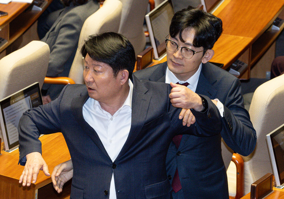 洪, '멱살' 권영진 겨냥 "상관모독이 상관폭행으로 발전, 국회는 원형경기장 아냐"