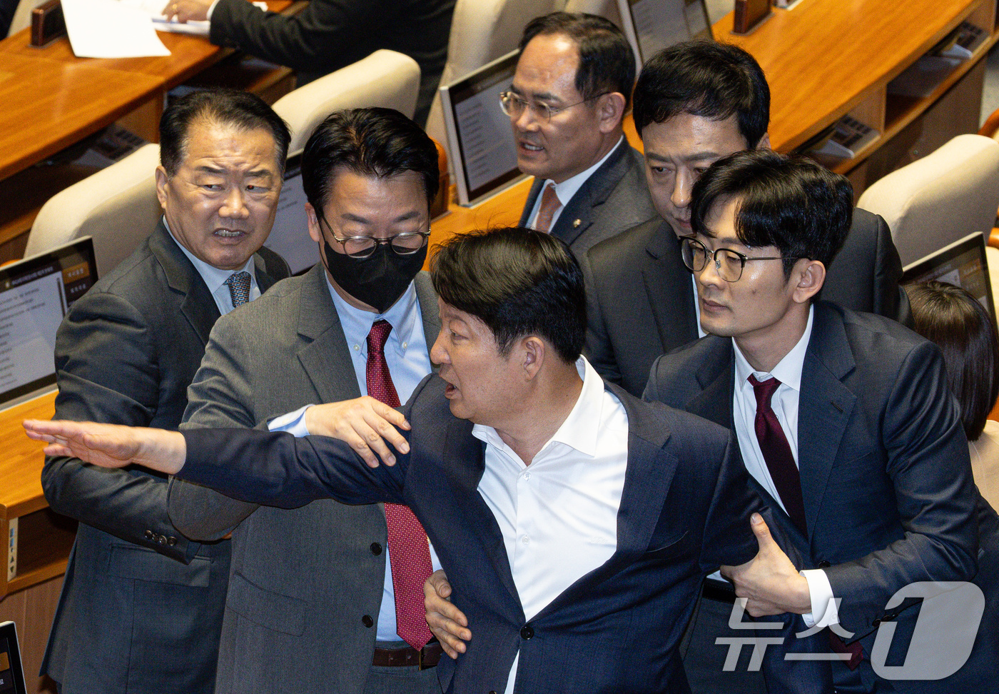 (서울=뉴스1) 이재명 기자 = 권영진 국민의힘 의원이 14일 오후 서울 여의도 국회에서 열린 제424회 국회(임시회) 제2차 본회의에서 김원이 더불어민주당 의원과 언쟁을 벌이자 …