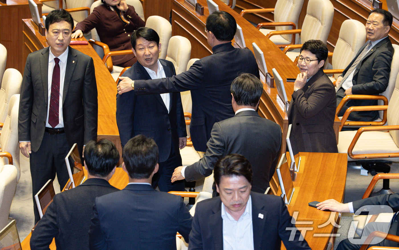 (서울=뉴스1) 이재명 기자 = 권영진 국민의힘 의원이 14일 오후 서울 여의도 국회에서 열린 제424회 국회(임시회) 제2차 본회의에서 부승찬 더불어민주당 의원과 언쟁을 벌이고 …