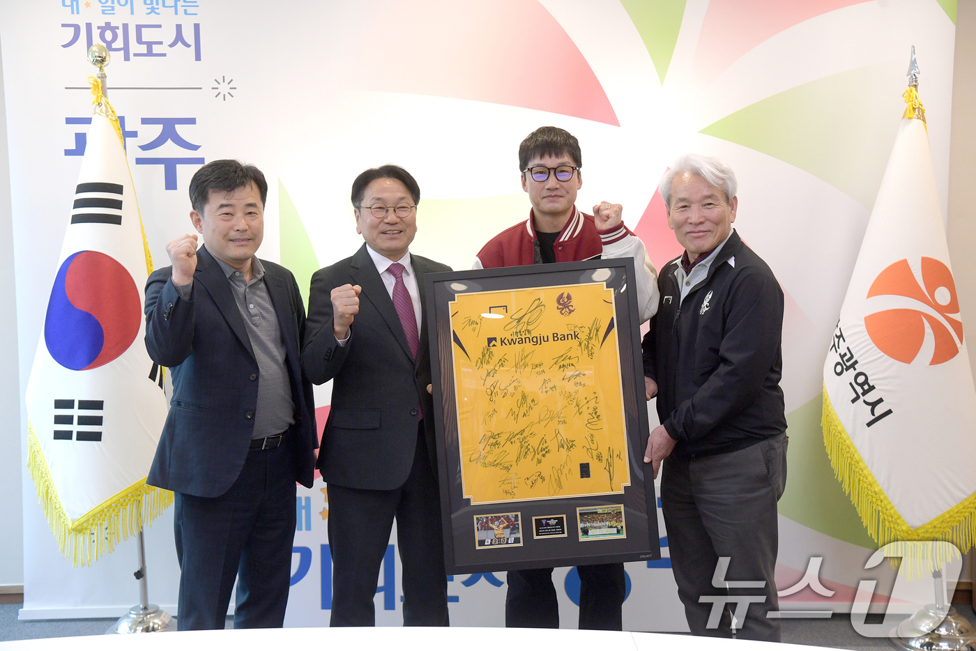 (광주=뉴스1) 박준배 기자 = 프로축구 광주FC 이정효 감독이 아시아축구연맹(AFC) 챔피언스리그 엘리트(ACLE) 8강전을 앞두고 14일 구단주인 강기정 광주시장에게 선전 의지 …