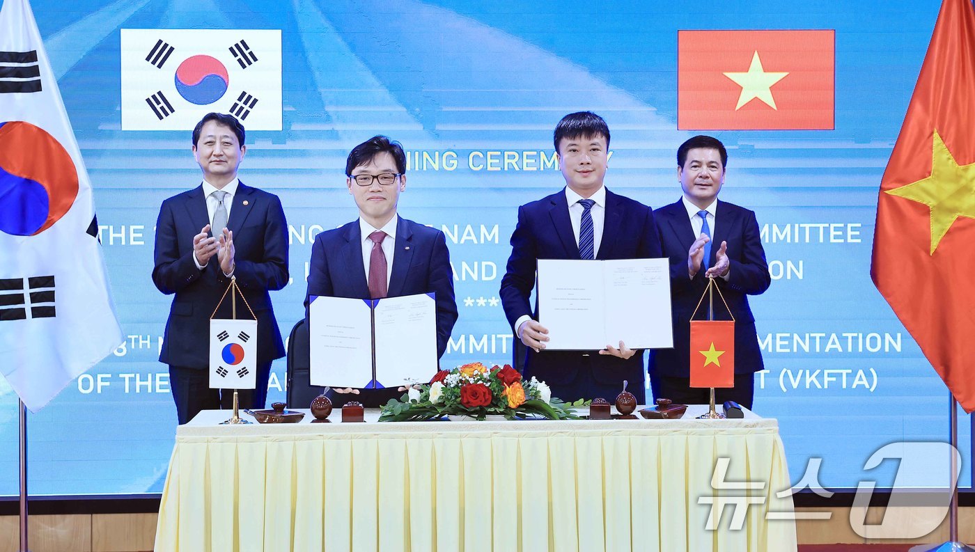 (서울=뉴스1) = 안덕근 산업통상자원부 장관이 14일(현지시간) 베트남 하노이 산업무역부 회의실에서 열린 '한국전력공사와 베트남 국영송전망공사 간 전력망 및 에너지 신산업 분야 …