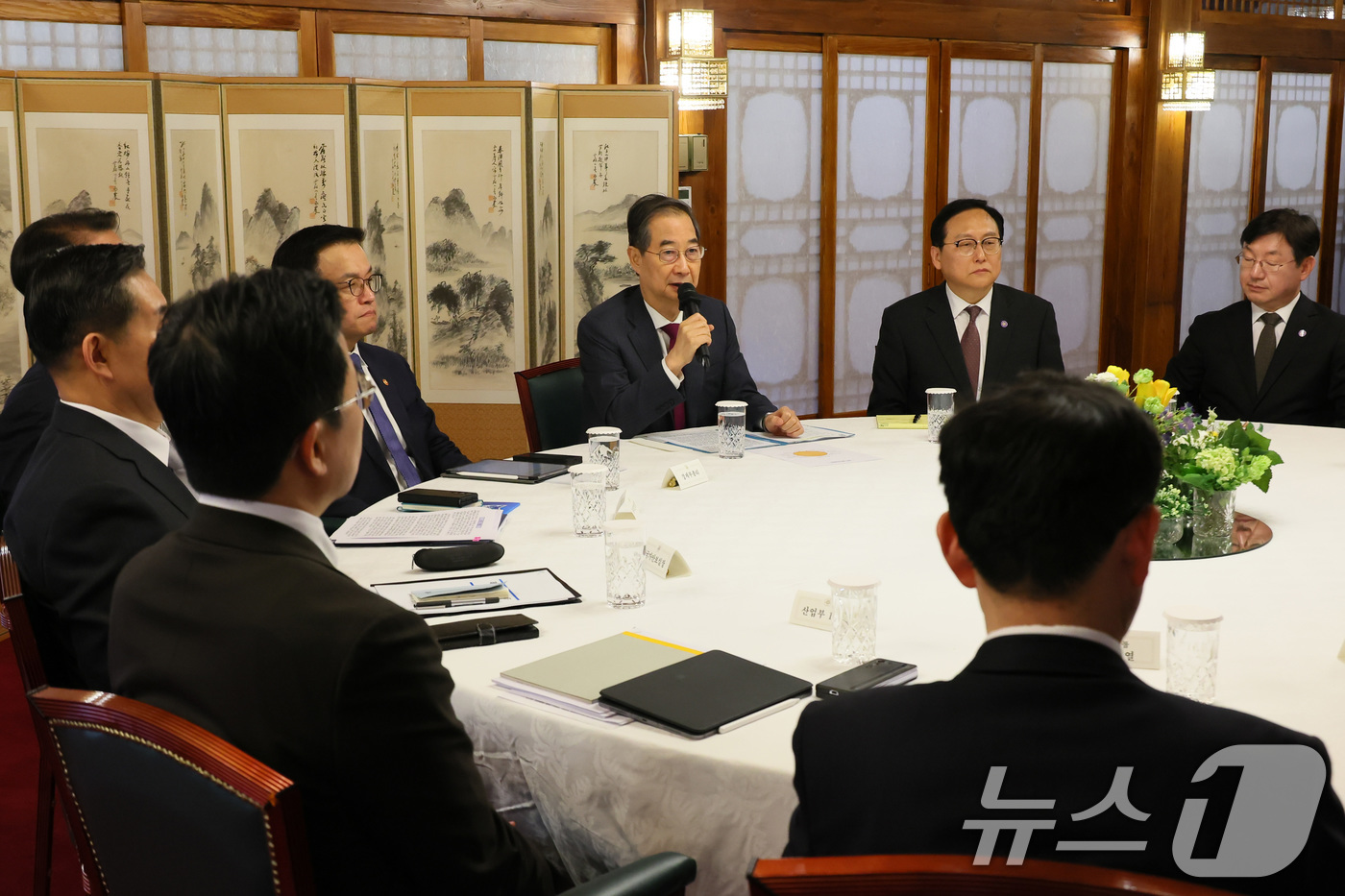 (서울=뉴스1) 임세영 기자 = 한덕수 대통령 권한대행 국무총리가 14일 서울 종로구 삼청동 총리공관에서 열린 경제안보전략 TF 회의에서 발언을 하고 있다. (총리실 제공, 재판매 …