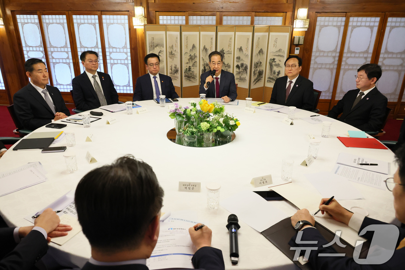 (서울=뉴스1) 임세영 기자 = 한덕수 대통령 권한대행 국무총리가 14일 서울 종로구 삼청동 총리공관에서 열린 경제안보전략 TF 회의에서 발언을 하고 있다. (총리실 제공, 재판매 …