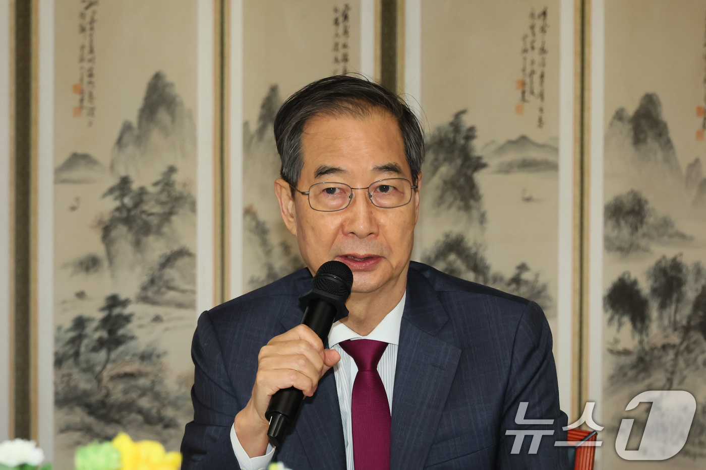 (서울=뉴스1) 임세영 기자 = 한덕수 대통령 권한대행 국무총리가 14일 서울 종로구 삼청동 총리공관에서 열린 경제안보전략 TF 회의에서 발언을 하고 있다. (총리실 제공, 재판매 …
