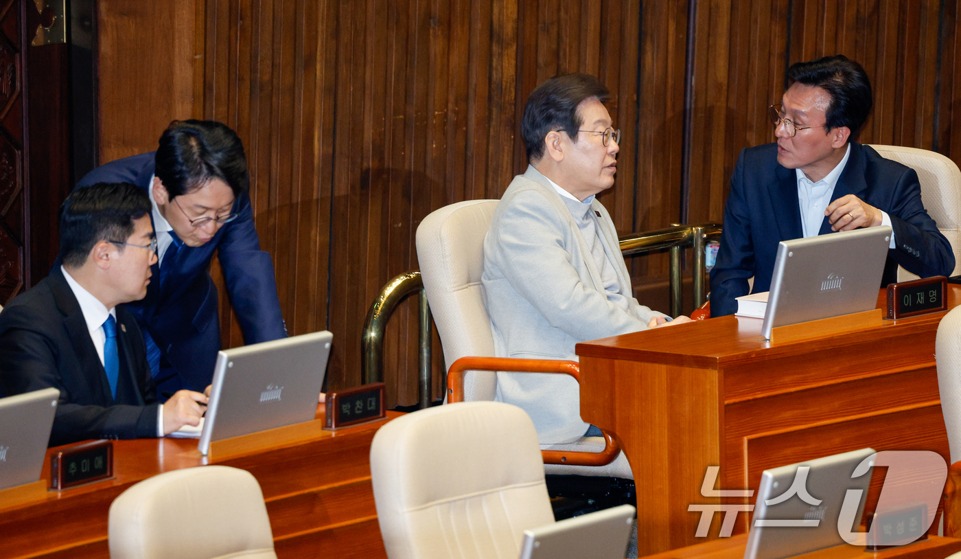(서울=뉴스1) 안은나 기자 = 더불어민주당 박찬대 대표 직무대행 겸 원내대표(왼쪽부터)와 천준호 의원, 이재명 전 대표와 김민석 최고위원이 14일 오후 서울 여의도 국회 본회의장 …