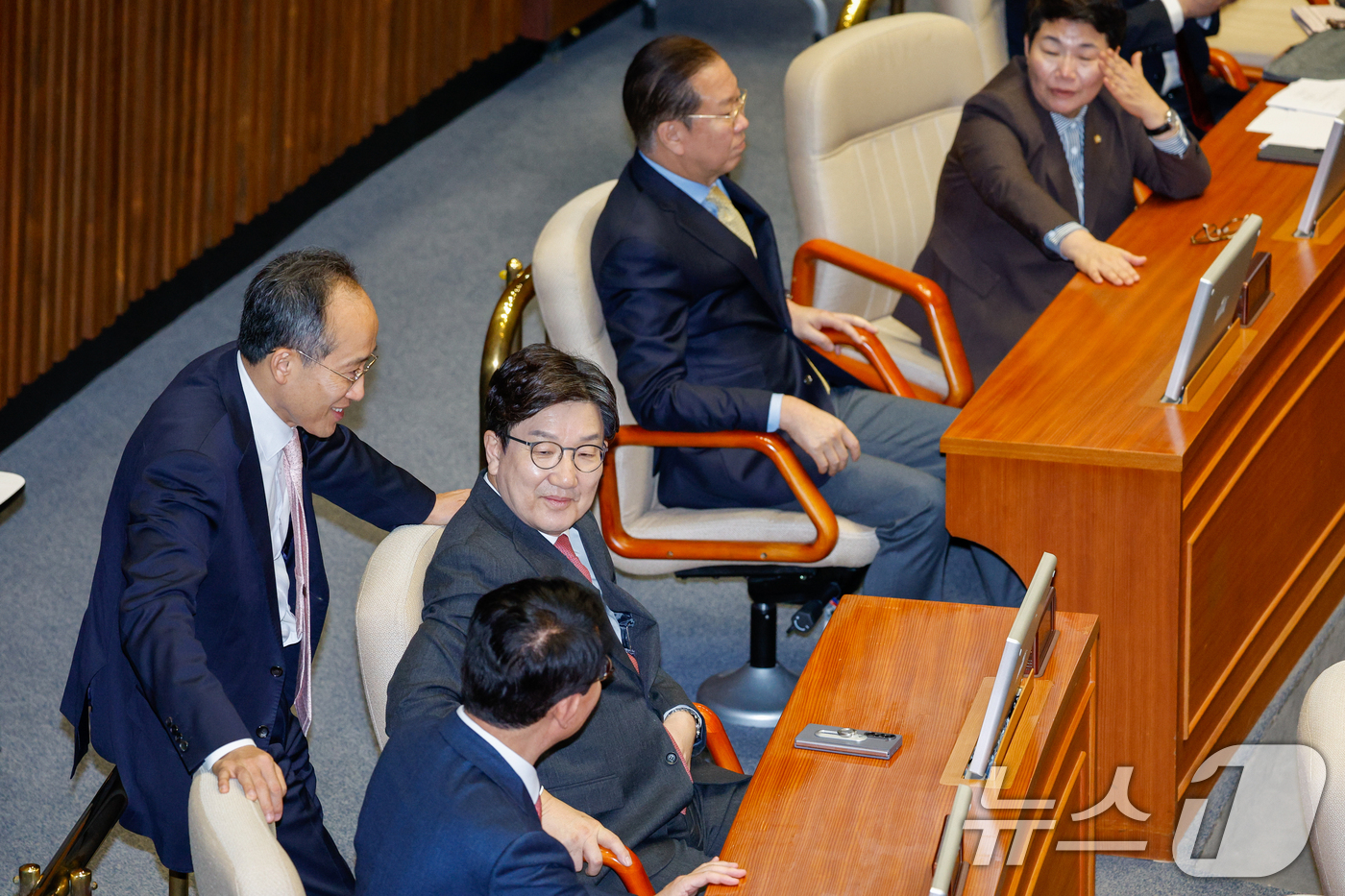 (서울=뉴스1) 안은나 기자 = 국민의힘 권성동 원내대표오 추경호 의원, 권영세 비대위원장과 임이자 의원이 14일 오후 서울 여의도 국회 본회의장에서 정치·외교·통일·안보에 관한 …