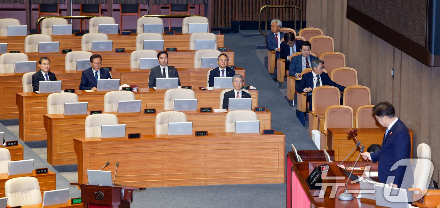 (서울=뉴스1) 안은나 기자 = 우원식 국회의장이 14일 오후 서울 여의도 국회에서 열린 제424회국회(임시회) 제2차 본회의에서 의사봉을 두드리는 가운데 국무위원석의 국무총리 자 …