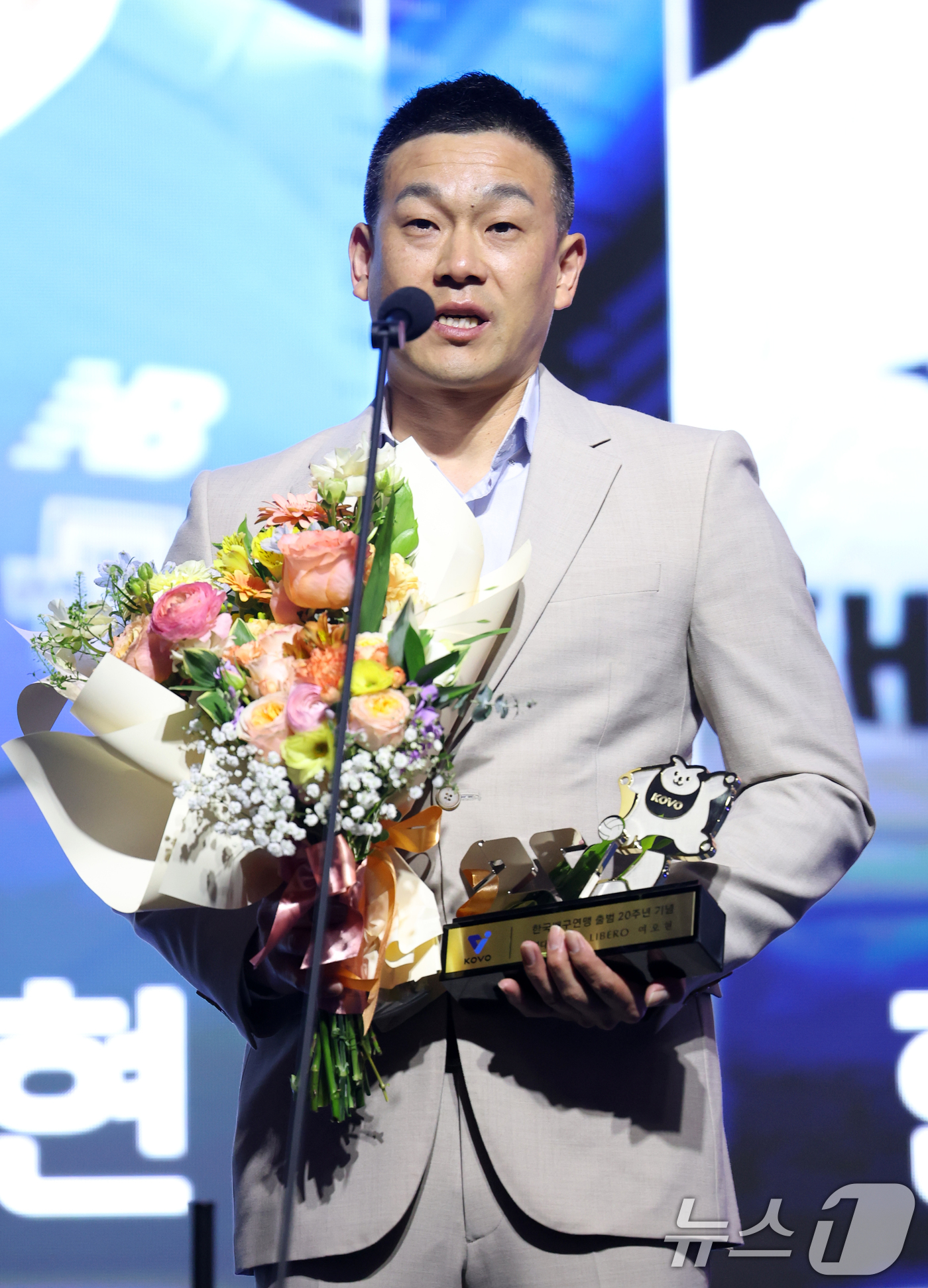 (서울=뉴스1) 이승배 기자 = 14일 오후 서울 서대문구 그랜드 스위스 호텔에서 열린 프로배구 '2024-2025 도드람 V리그' 시상식에서 남자부 20주년 베스트7 상을 수상한 …