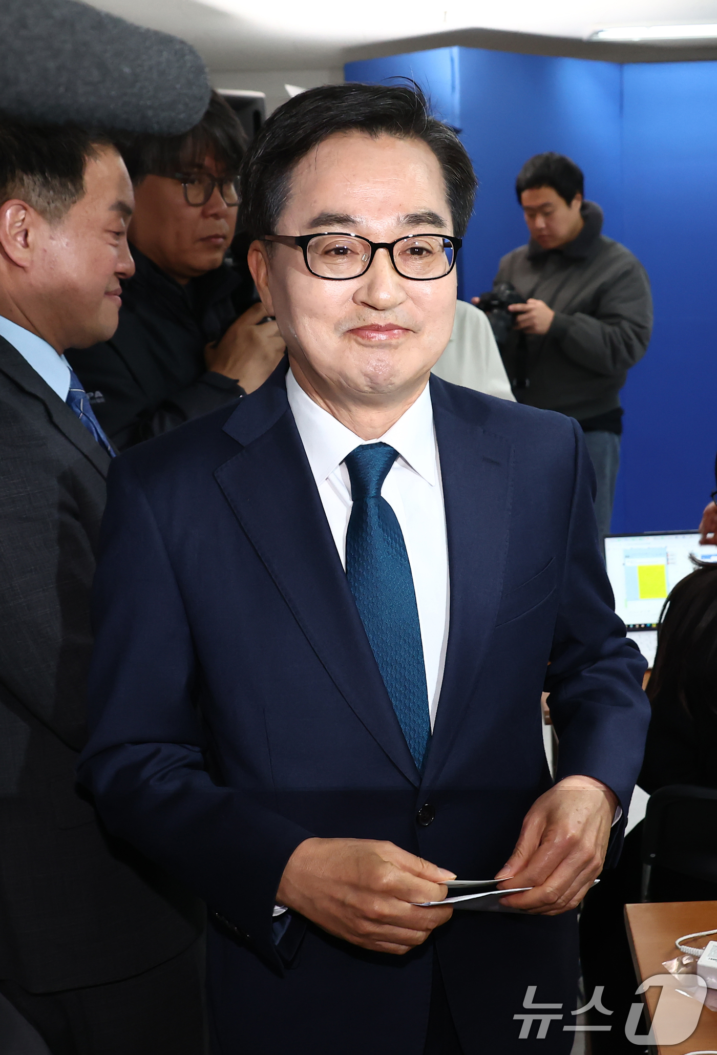 (서울=뉴스1) 김민지 기자 = 더불어민주당 대선 경선에 출마하는 김동연 경기도지사가 14일 오후 서울 여의도 선거 캠프 사무실에서 경선룰 관련 기자회견을 마치고 나오고 있다. 2 …