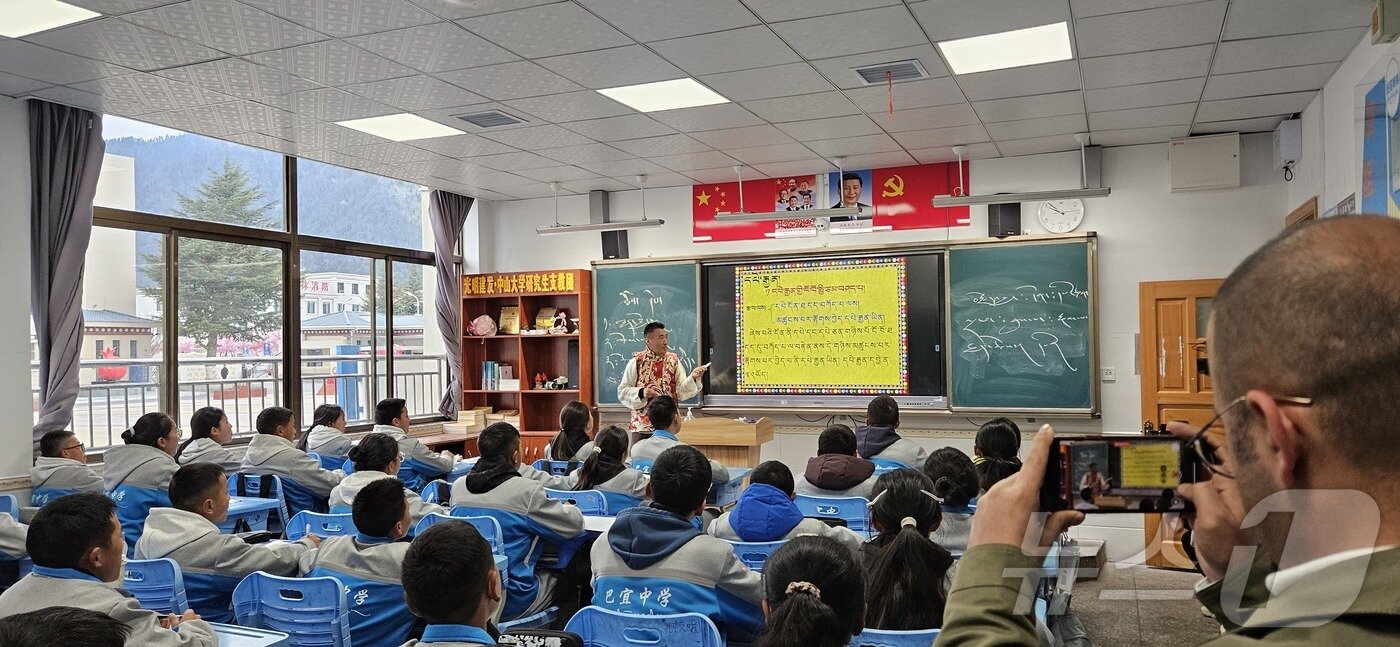 본문 이미지 - 티베트(시짱) 자치구 린쯔시 바이구 중학교에서 학생들이 짱어(티베트어) 수업을 받고 있다. 교실 앞에는 시진핑 주석의 초상화가 있다. ⓒ News1 정은지 특파원