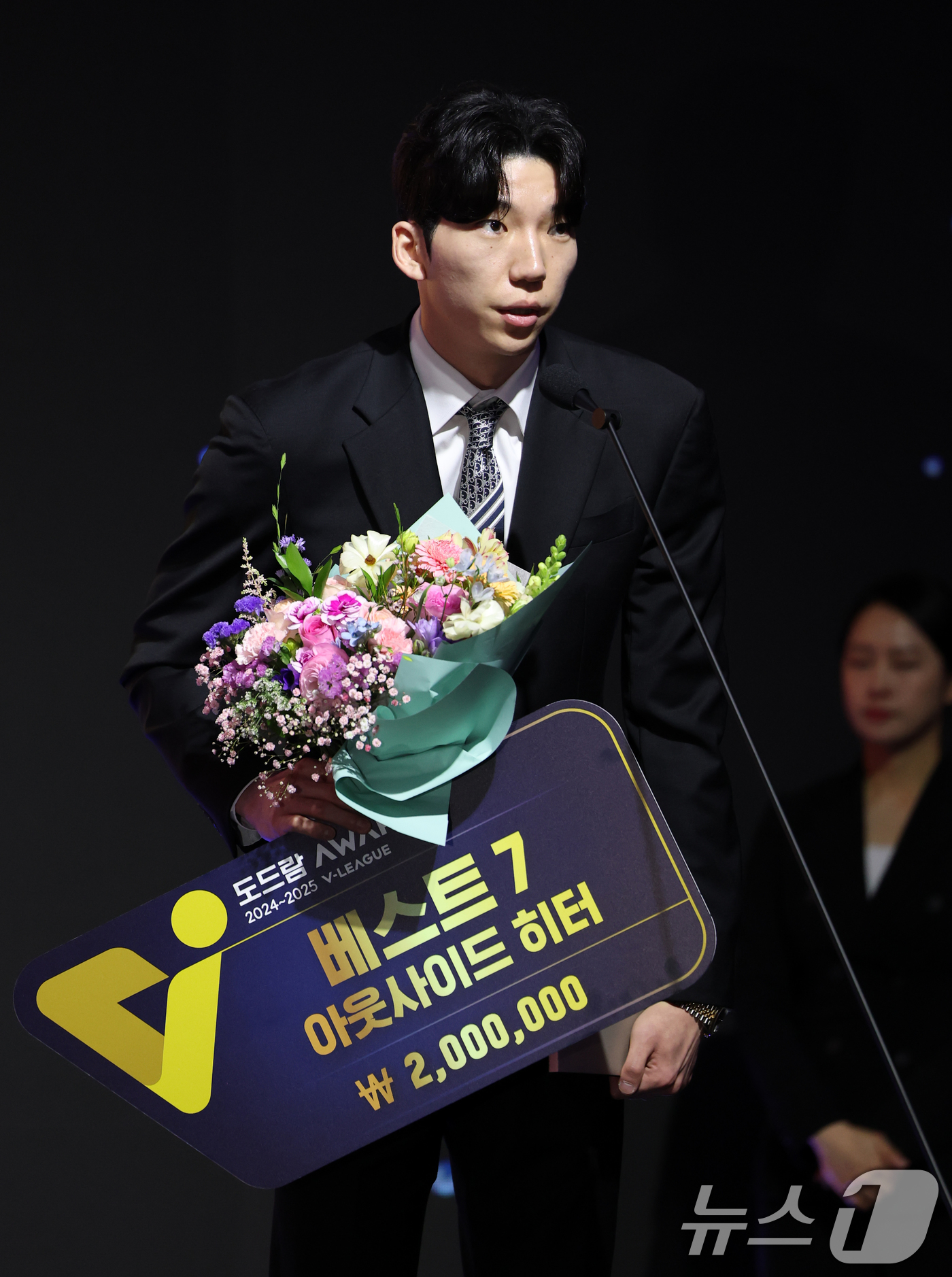 (서울=뉴스1) 이승배 기자 = 14일 오후 서울 서대문구 그랜드 스위스 호텔에서 열린 프로배구 '2024-2025 도드람 V리그' 시상식에서 남자부 베스트7 상을 수상한삼성화재 …
