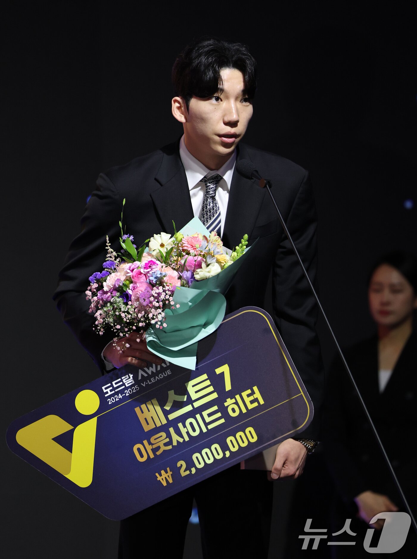 본문 이미지 - 14일 오후 서울 서대문구 그랜드 스위스 호텔에서 열린 프로배구 '2024-2025 도드람 V리그' 시상식에서 남자부 베스트7 상을 수상한삼성화재 현대캐피탈 허수봉(아웃사이드히터)이 소감을 밝히고 있다. 2025.4.14/뉴스1 ⓒ News1 이승배 기자