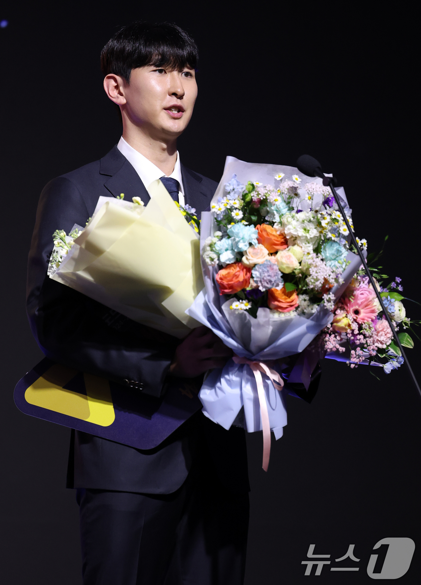 (서울=뉴스1) 이승배 기자 = 14일 오후 서울 서대문구 그랜드 스위스 호텔에서 열린 프로배구 '2024-2025 도드람 V리그' 시상식에서 남자부 베스트7 상을 수상한삼성화재 …