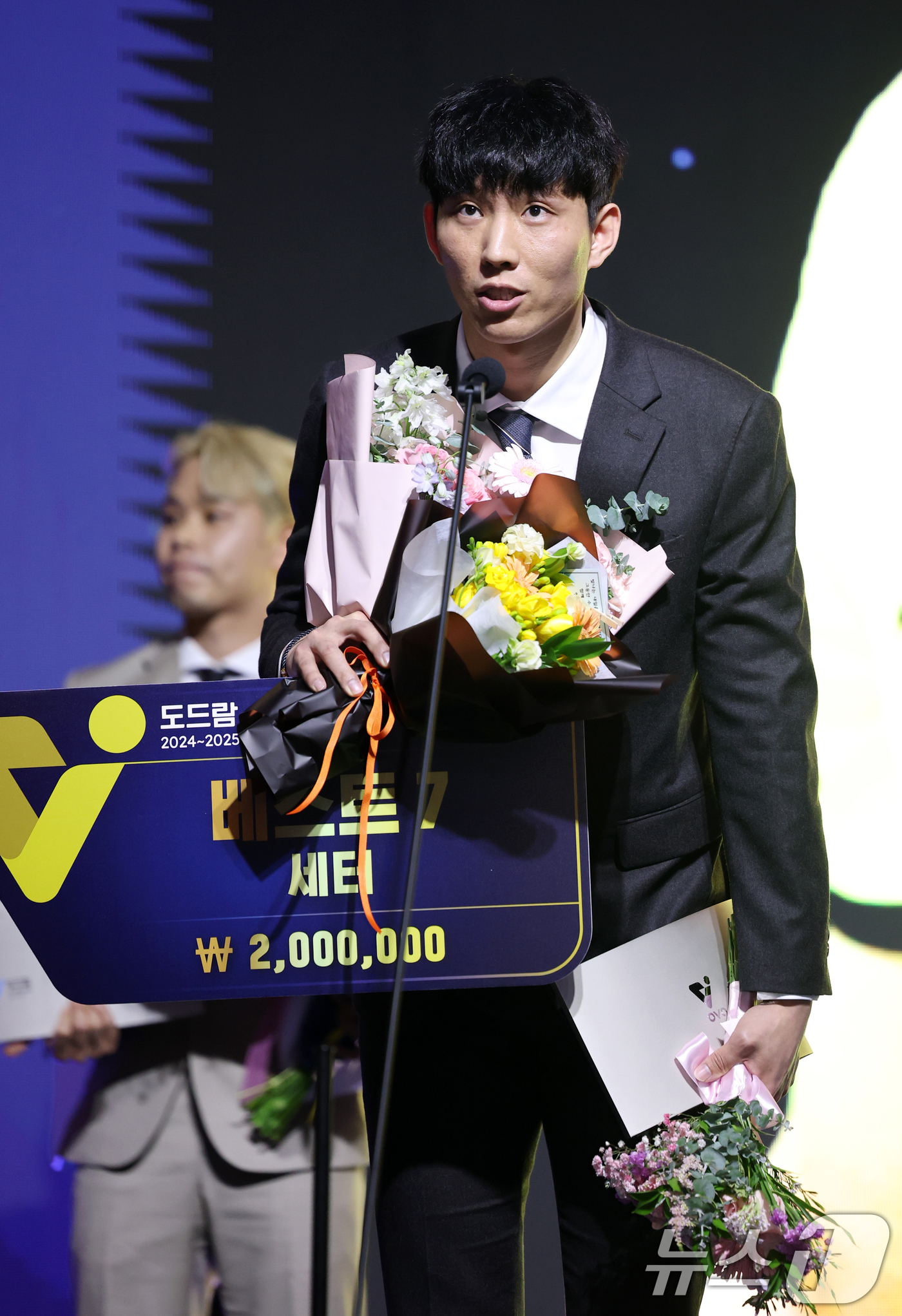 (서울=뉴스1) 이승배 기자 = 14일 오후 서울 서대문구 그랜드 스위스 호텔에서 열린 프로배구 '2024-2025 도드람 V리그' 시상식에서 남자부 베스트7 상을 수상한 KB손해 …