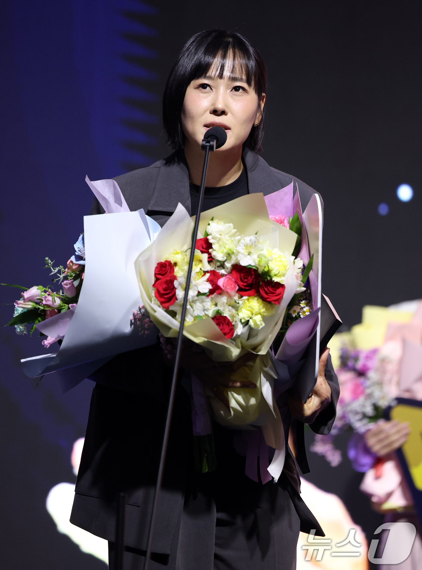 (서울=뉴스1) 이승배 기자 = 14일 오후 서울 서대문구 그랜드 스위스 호텔에서 열린 프로배구 '2024-2025 도드람 V리그' 시상식에서 여자부 베스트7 상을 수상한 한국도로 …