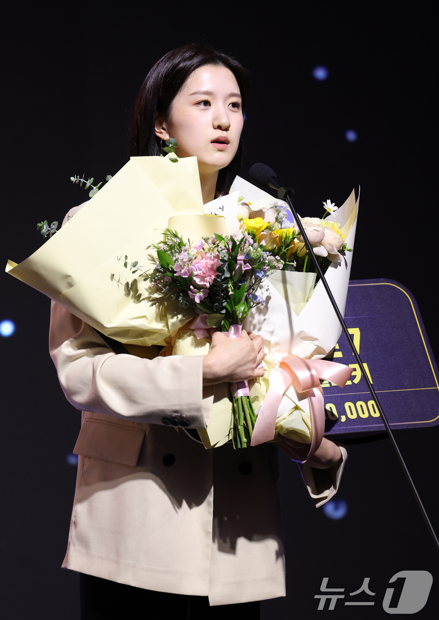 (서울=뉴스1) 이승배 기자 = 14일 오후 서울 서대문구 그랜드 스위스 호텔에서 열린 프로배구 '2024-2025 도드람 V리그' 시상식에서 여자부 베스트7 상을 수상한 현대건설 …
