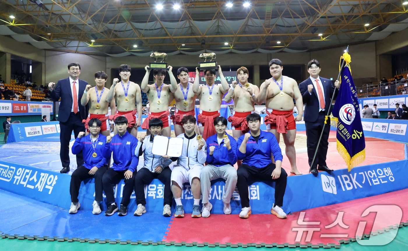 (서울=뉴스1) = 14일 전라남도 보성군 다양체육관에서 열린 ‘제3회 대한체육회장기장사씨름대회' 대학부 단체전 우승을 차지한 단국대학교(충청남도)가 우승을 확정한 후 함께 기념 …