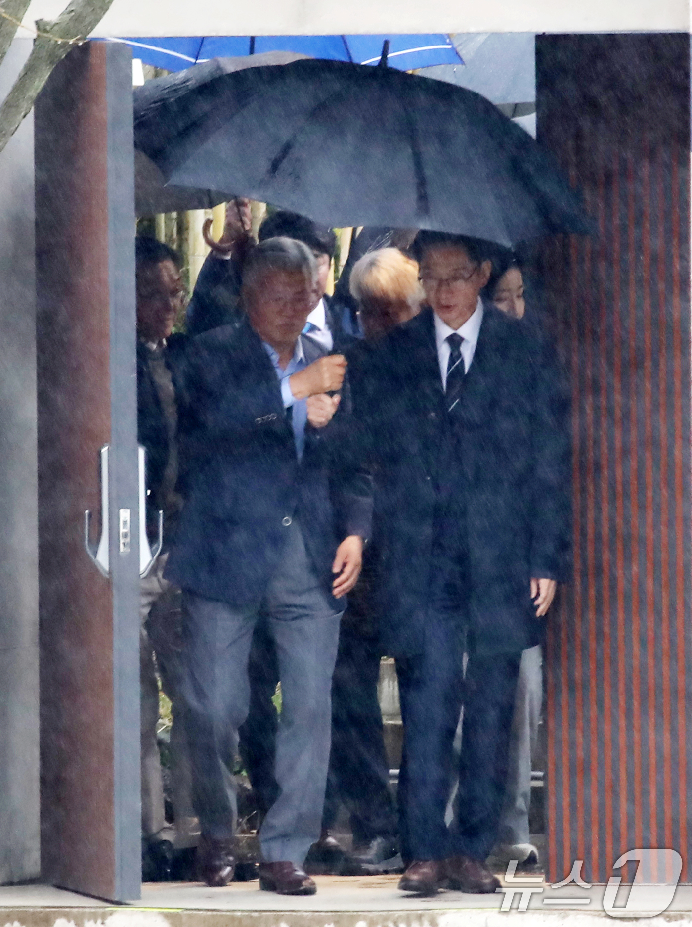 (양산=뉴스1) 윤일지 기자 = 대선 출마를 선언한 더불어민주당 김경수 전 경남지사가 14일 오후 경남 양산시 하북면 평산마을 문재인 전 대통령 사저를 예방한 뒤 문 전 대통령과 …