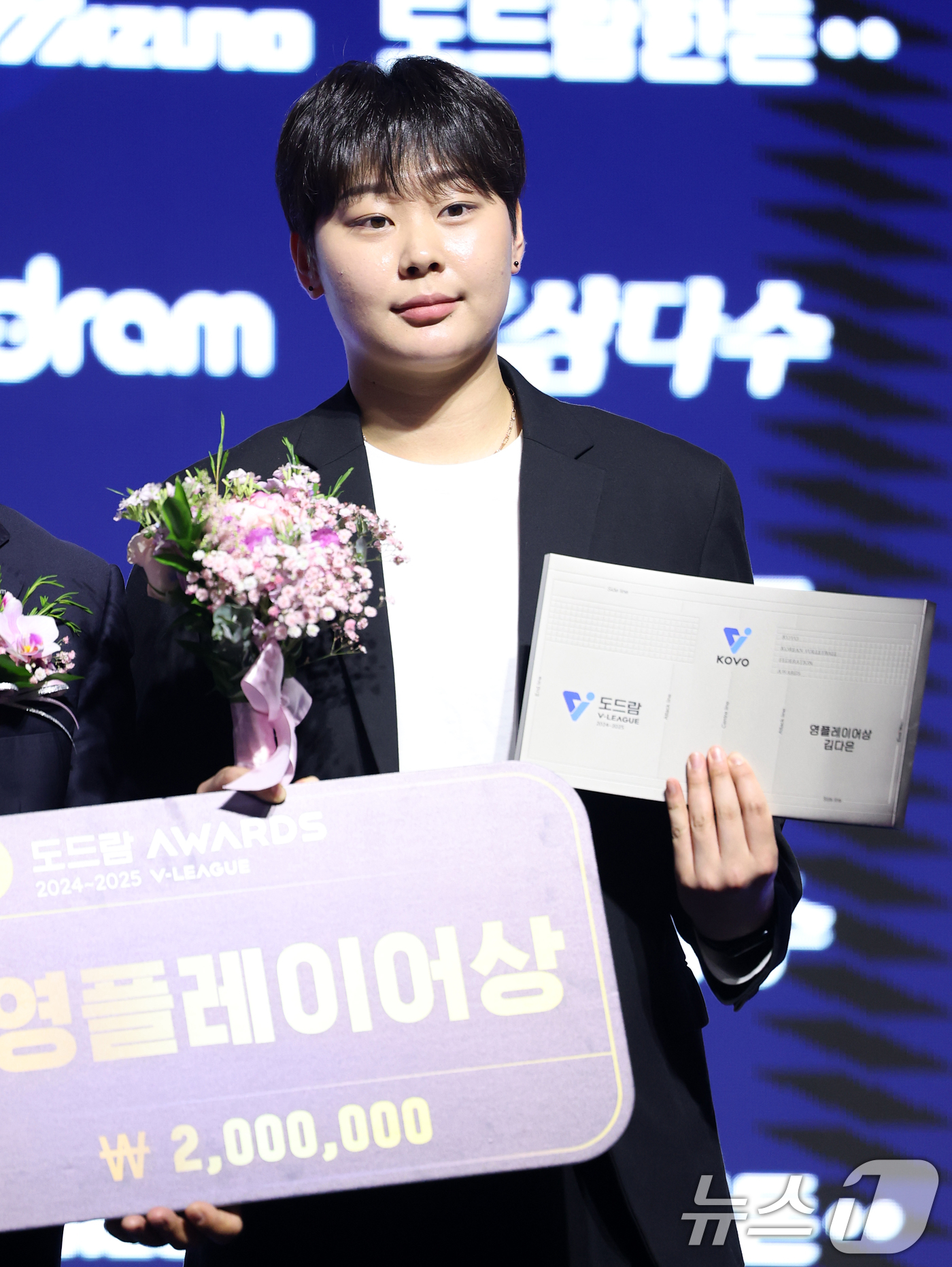 (서울=뉴스1) 이승배 기자 = 14일 오후 서울 서대문구 그랜드 스위스 호텔에서 열린 프로배구 '2024-2025 도드람 V리그' 시상식에서 여자부 영플레이어상을 수상한 한국도로 …