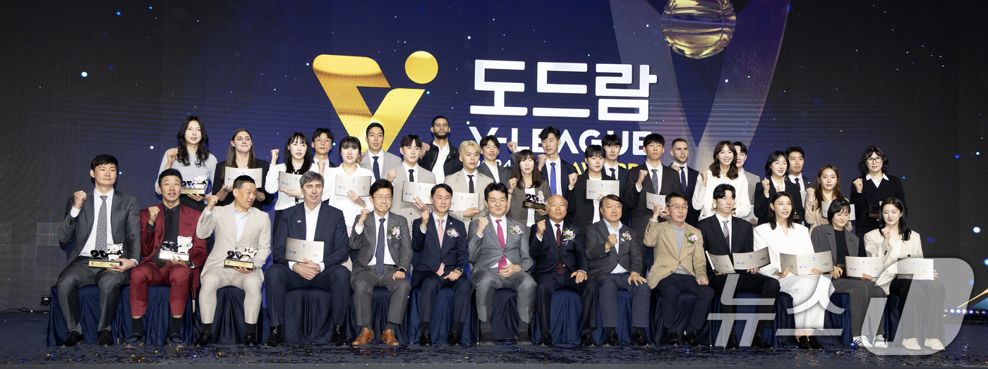 (서울=뉴스1) 이승배 기자 = 조원태 한국배구연맹총재가 14일 오후 서울 서대문구 그랜드 스위스 호텔에서 열린 프로배구 '2024-2025 도드람 V리그' 시상식에서 선수 및 관 …