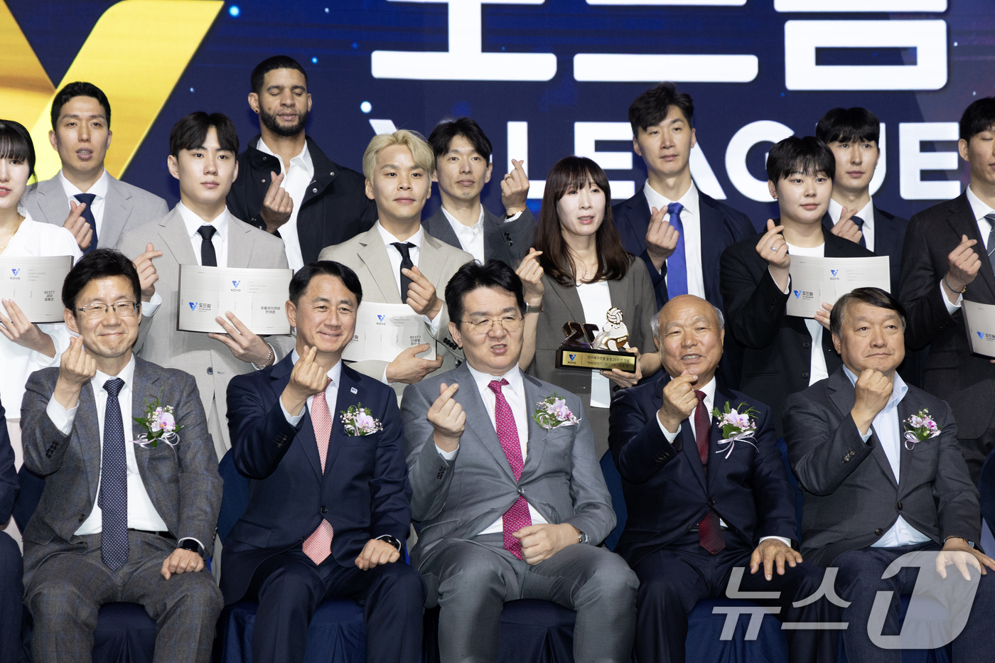 (서울=뉴스1) 이승배 기자 = 조원태 한국배구연맹총재가 14일 오후 서울 서대문구 그랜드 스위스 호텔에서 열린 프로배구 '2024-2025 도드람 V리그' 시상식을 마치고 선수 …