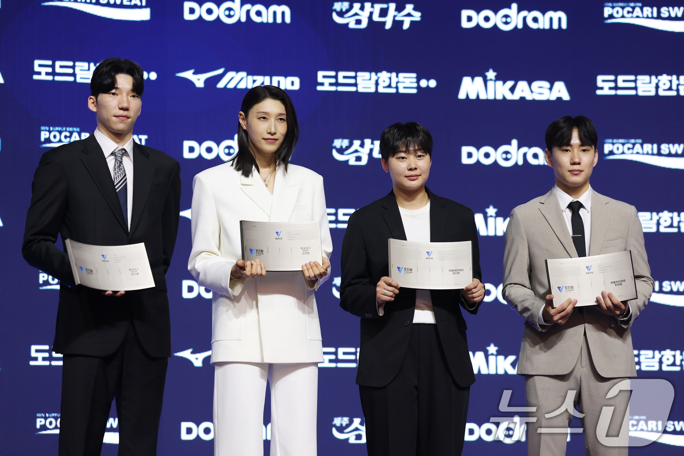 (서울=뉴스1) 이승배 기자 = 14일 오후 서울 서대문구 그랜드 스위스 호텔에서 열린 프로배구 '2024-2025 도드람 V리그' 시상식에서 남녀 MVP 현대캐피탈 허수봉과 흥국 …