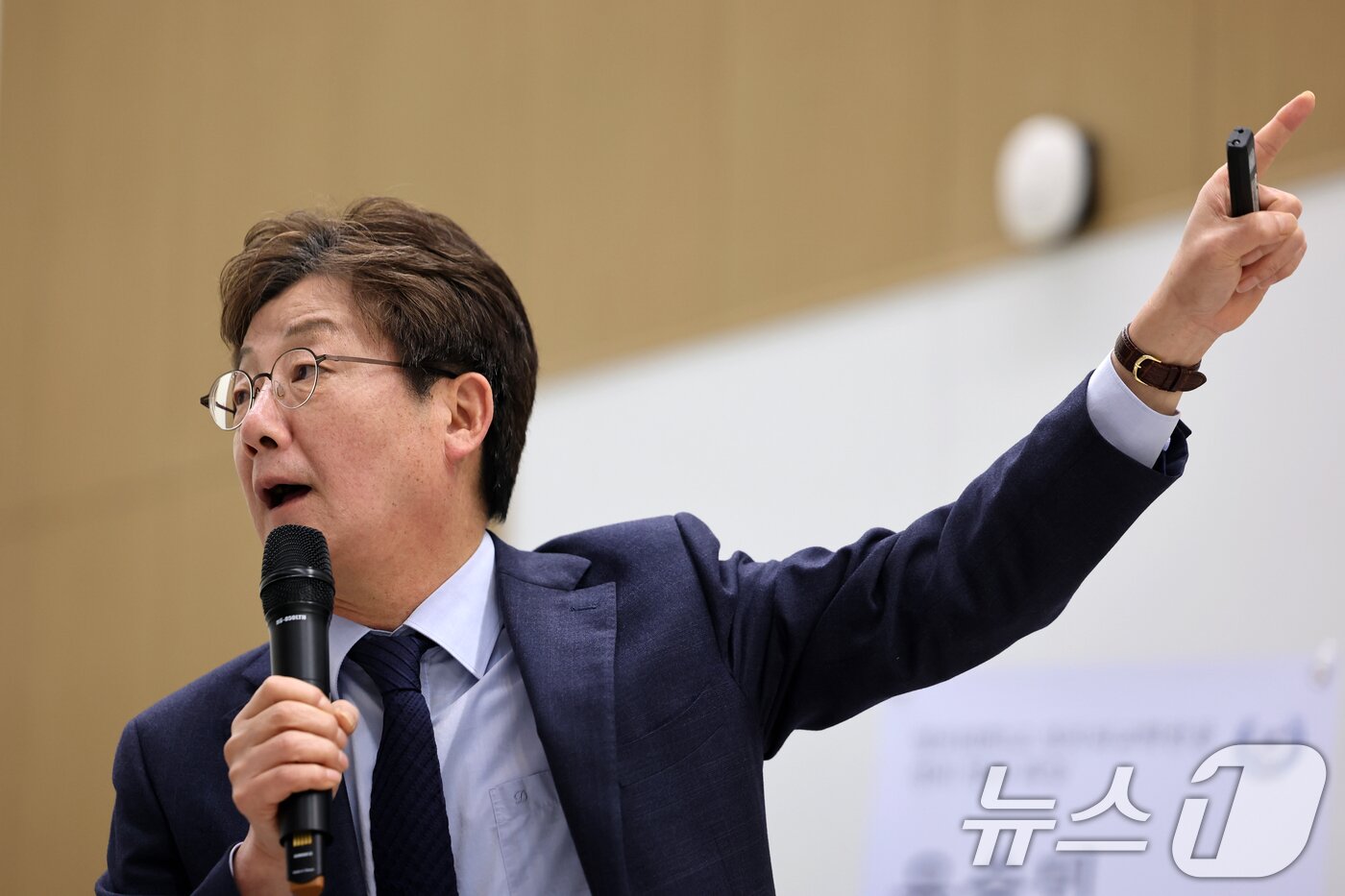 본문 이미지 - 국민의힘 대선 경선 불참을 선언한 유승민 전 의원이 14일 서울 서대문구 명지대학교에서 '더 나은 세상을 위한 정치 개혁'을 주제로 초청 강연을 하고 있다. 2025.4.14/뉴스1 ⓒ News1 이승배 기자