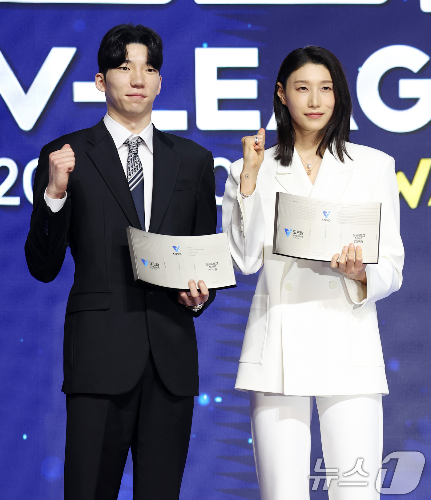 (서울=뉴스1) 이승배 기자 = 14일 오후 서울 서대문구 그랜드 스위스 호텔에서 열린 프로배구 '2024-2025 도드람 V리그' 시상식에서 남자부, 여자부 정규리그 MVP상을 …