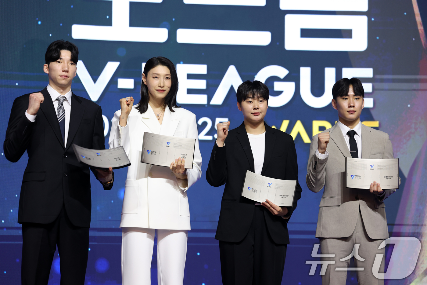 (서울=뉴스1) 이승배 기자 = 14일 오후 서울 서대문구 그랜드 스위스 호텔에서 열린 프로배구 '2024-2025 도드람 V리그' 시상식에서 남녀 MVP 현대캐피탈 허수봉과 흥국 …