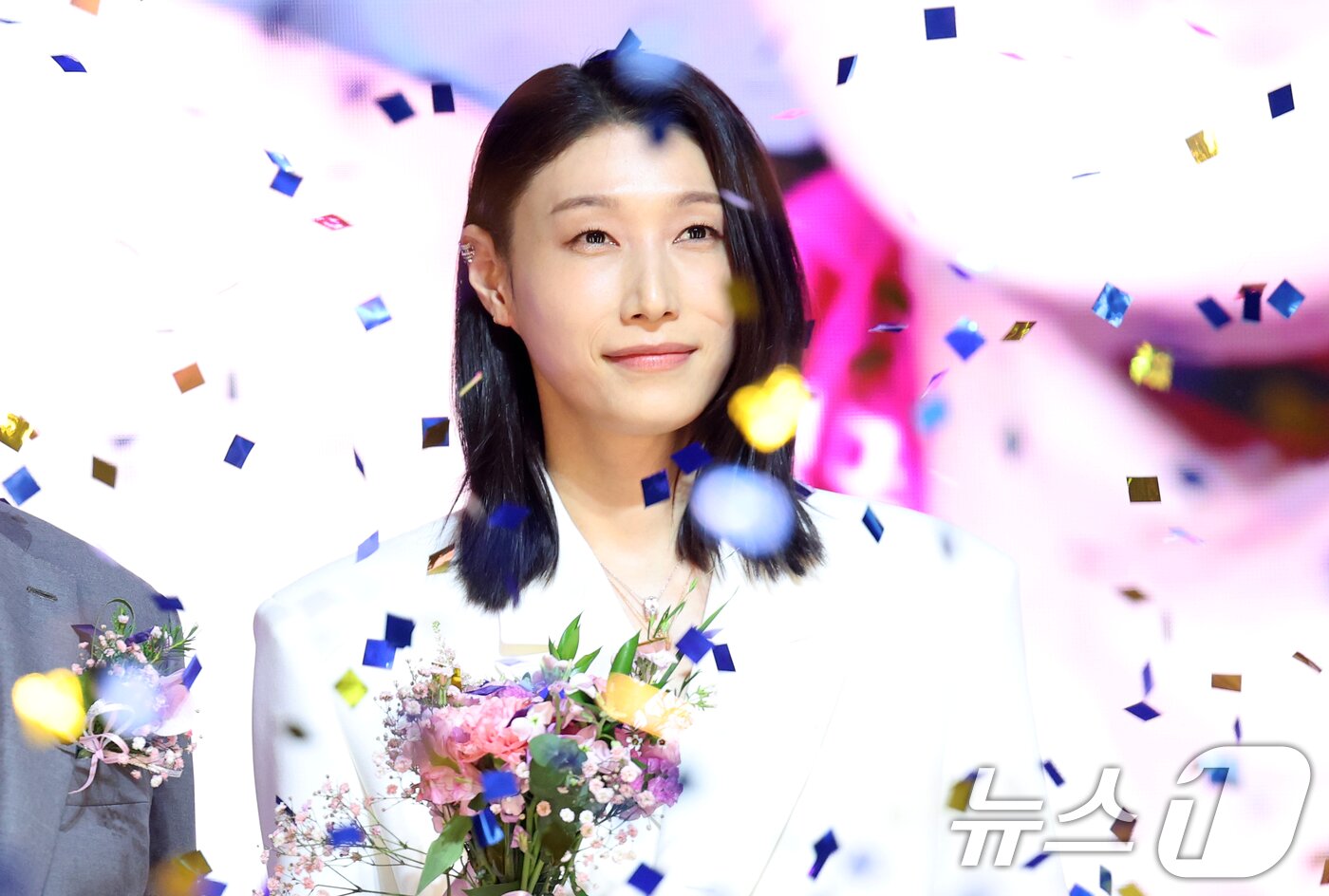 본문 이미지 - V리그 시상식에서 정규리그 MVP를 받은 김연경2025.4.14/뉴스1 ⓒ News1 이승배 기자