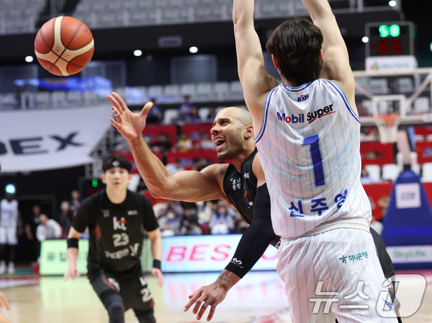 (수원=뉴스1) 김영운 기자 = 14일 오후 경기 수원시 권선구 수원KT소닉붐아레나에서 열린 '2024-2025 KCC 프로농구' 6강 플레이오프 2차전, 수원 KT와 대구 한국가 …