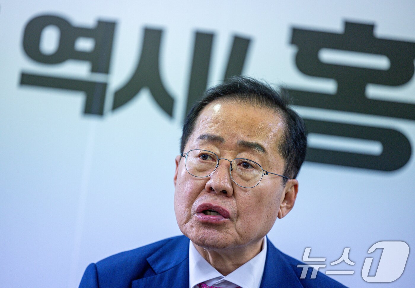 본문 이미지 - 제21대 대통령선거에 출마한 홍준표 전 대구시장이 14일 오후 서울 여의도 선거 캠프 사무실에서 뉴스1과 인터뷰를 하고 있다. ⓒ News1 이재명 기자