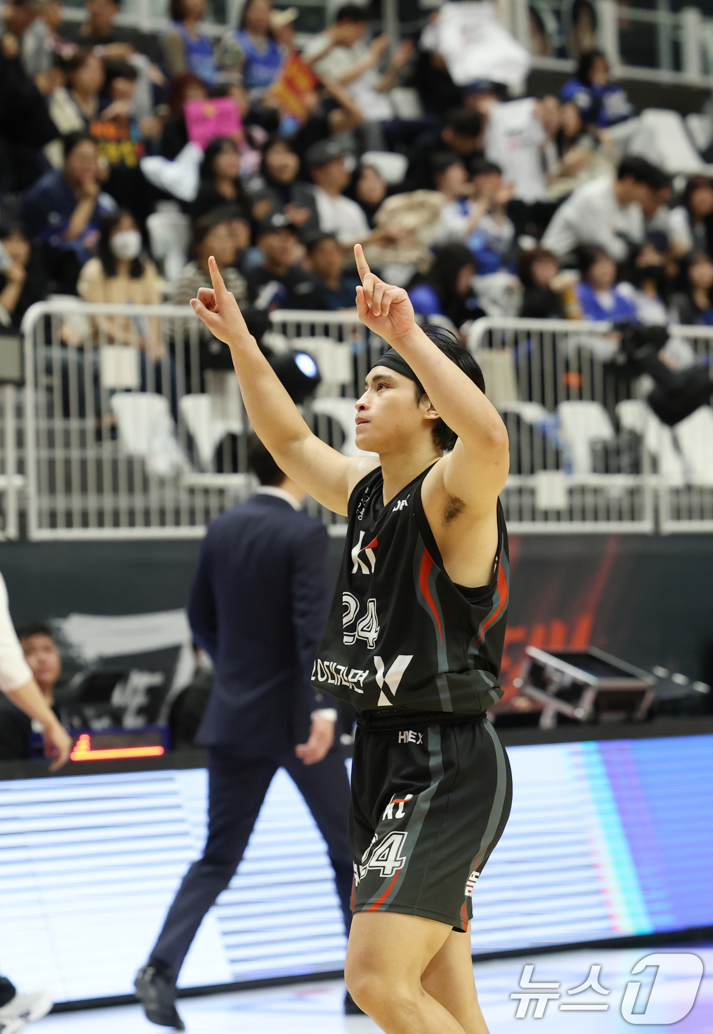 (수원=뉴스1) 김영운 기자 = 14일 오후 경기 수원시 권선구 수원KT소닉붐아레나에서 열린 '2024-2025 KCC 프로농구' 6강 플레이오프 2차전, 수원 KT와 대구 한국가 …