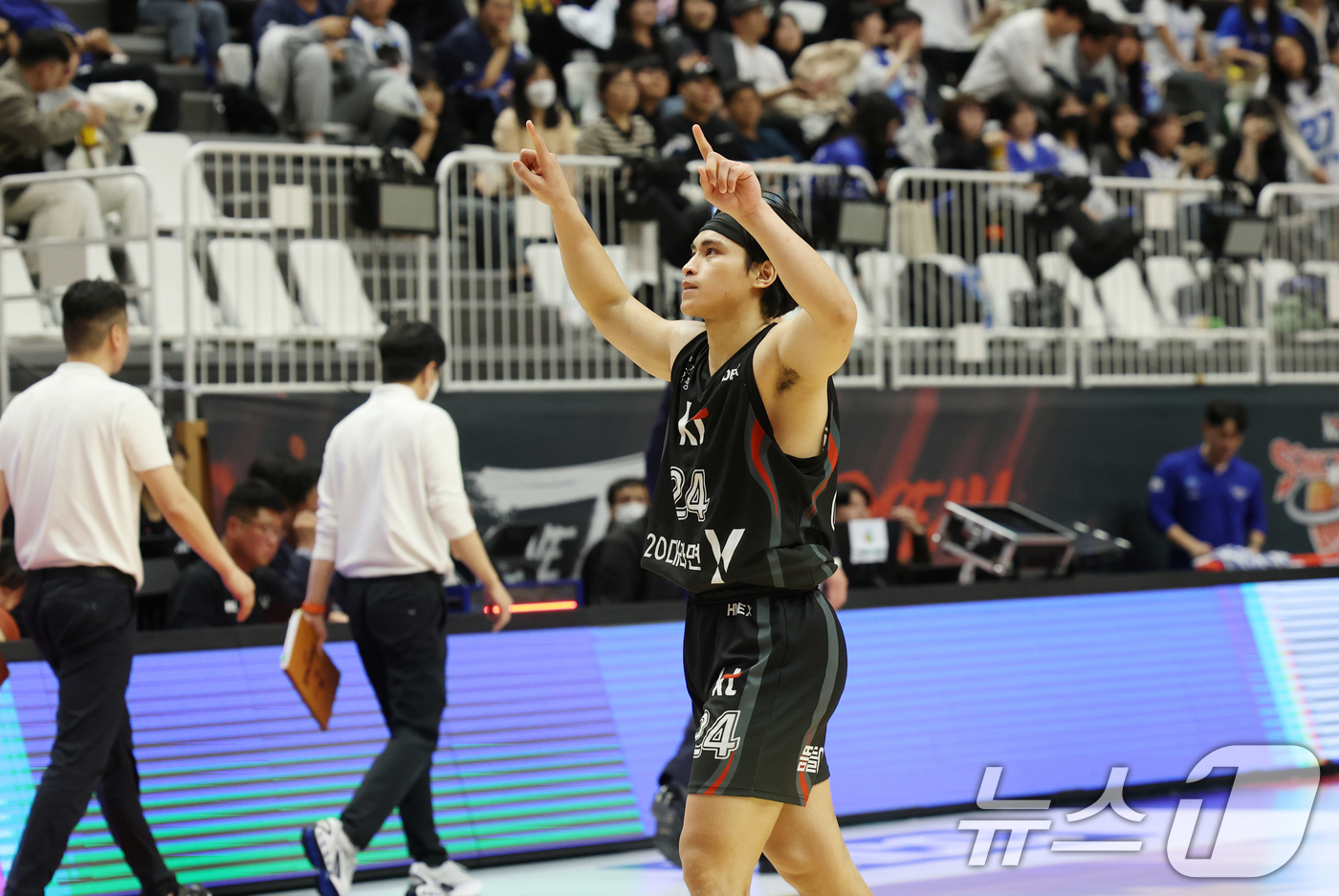 (수원=뉴스1) 김영운 기자 = 14일 오후 경기 수원시 권선구 수원KT소닉붐아레나에서 열린 '2024-2025 KCC 프로농구' 6강 플레이오프 2차전, 수원 KT와 대구 한국가 …