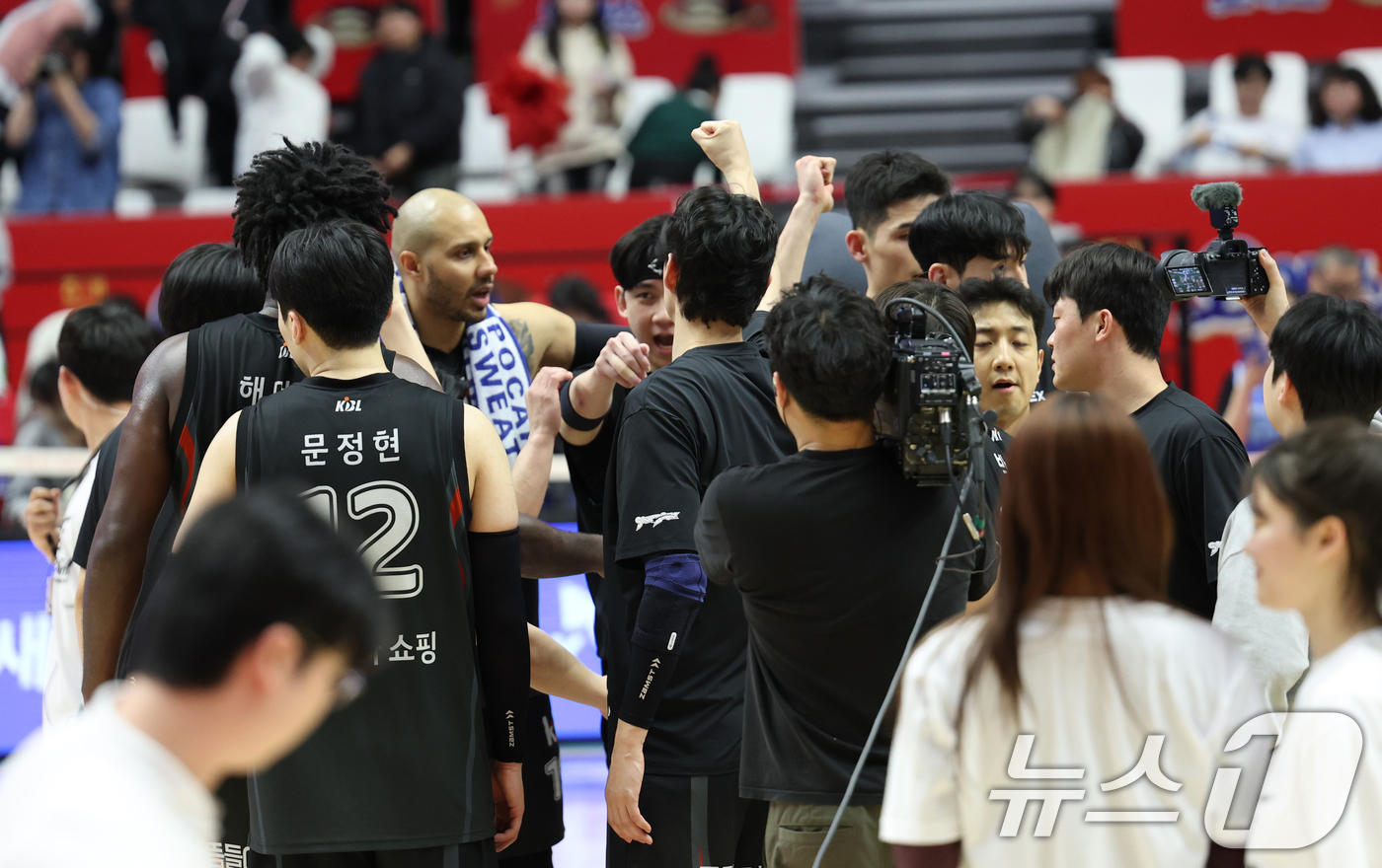 (수원=뉴스1) 김영운 기자 = 14일 오후 경기 수원시 권선구 수원KT소닉붐아레나에서 열린 '2024-2025 KCC 프로농구' 6강 플레이오프 2차전, 수원 KT와 대구 한국가 …