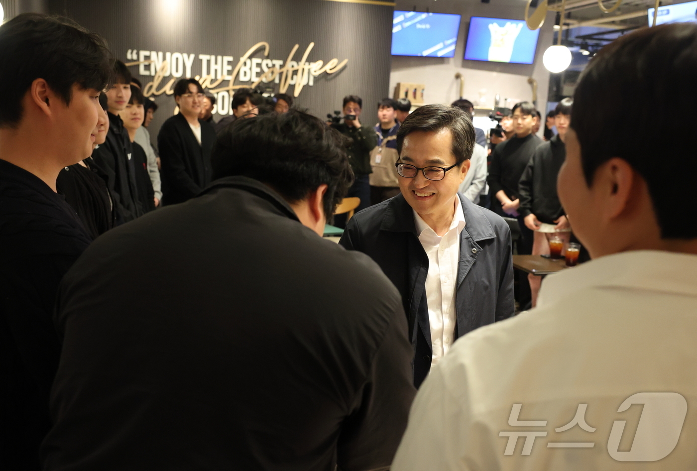 (서울=뉴스1) 김민지 기자 = 더불어민주당 대선 경선에 출마한 김동연 경기도지사가 14일 서울 여의도의 한 카페에서 열린 청년 공감 토크 콘서트에서 청년들과 인사하고 있다. (김 …