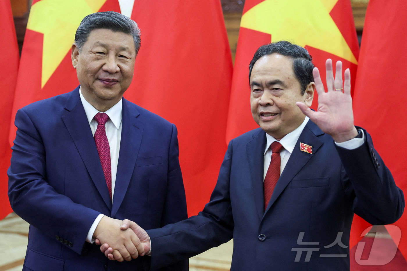 (하노이 로이터=뉴스1) 박우영 기자 = [포토] 시진핑 중국 국가주석과 트란 탄 만 베트남 국회의장이 손을 맞잡은 모습2025.04.15ⓒ 로이터=뉴스1