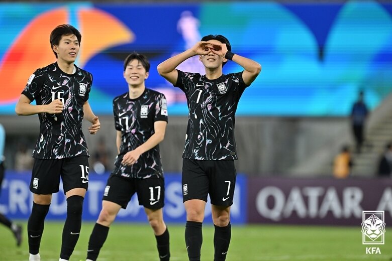 본문 이미지 - 김지성(이 페널티킥으로 동점골을 장식한 뒤 세레머니를 펼치고 있다.(대한축구협회 제공)