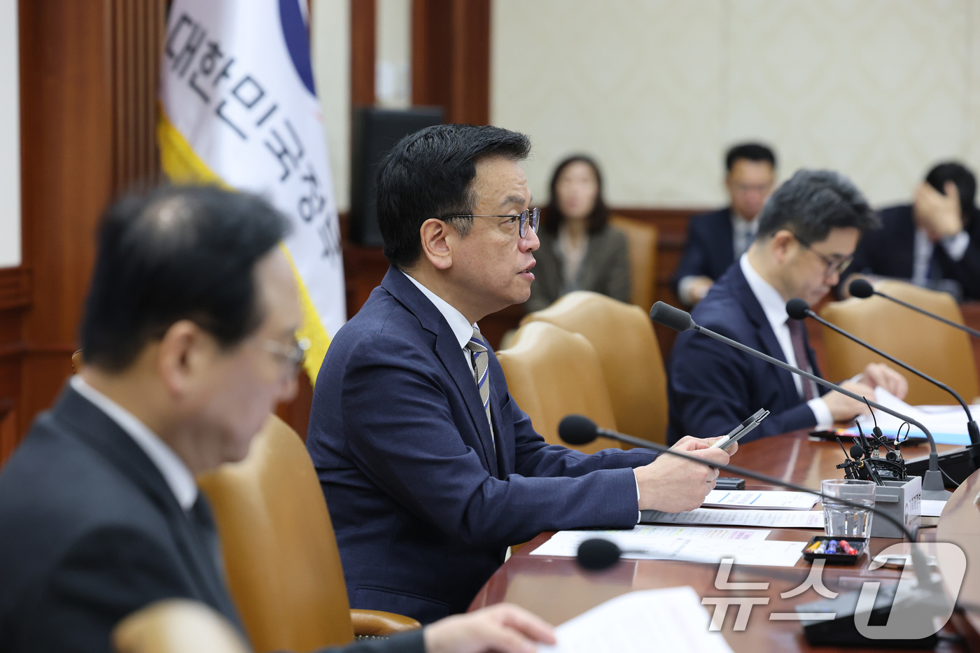 (서울=뉴스1) 임세영 기자 = 최상목 경제부총리 겸 기획재정부 장관이 15일 서울 종로구 정부서울청사에서 열린 경제관계장관회의 겸 산업경쟁력강화 관계장관회의에서 발언을 하고 있다 …