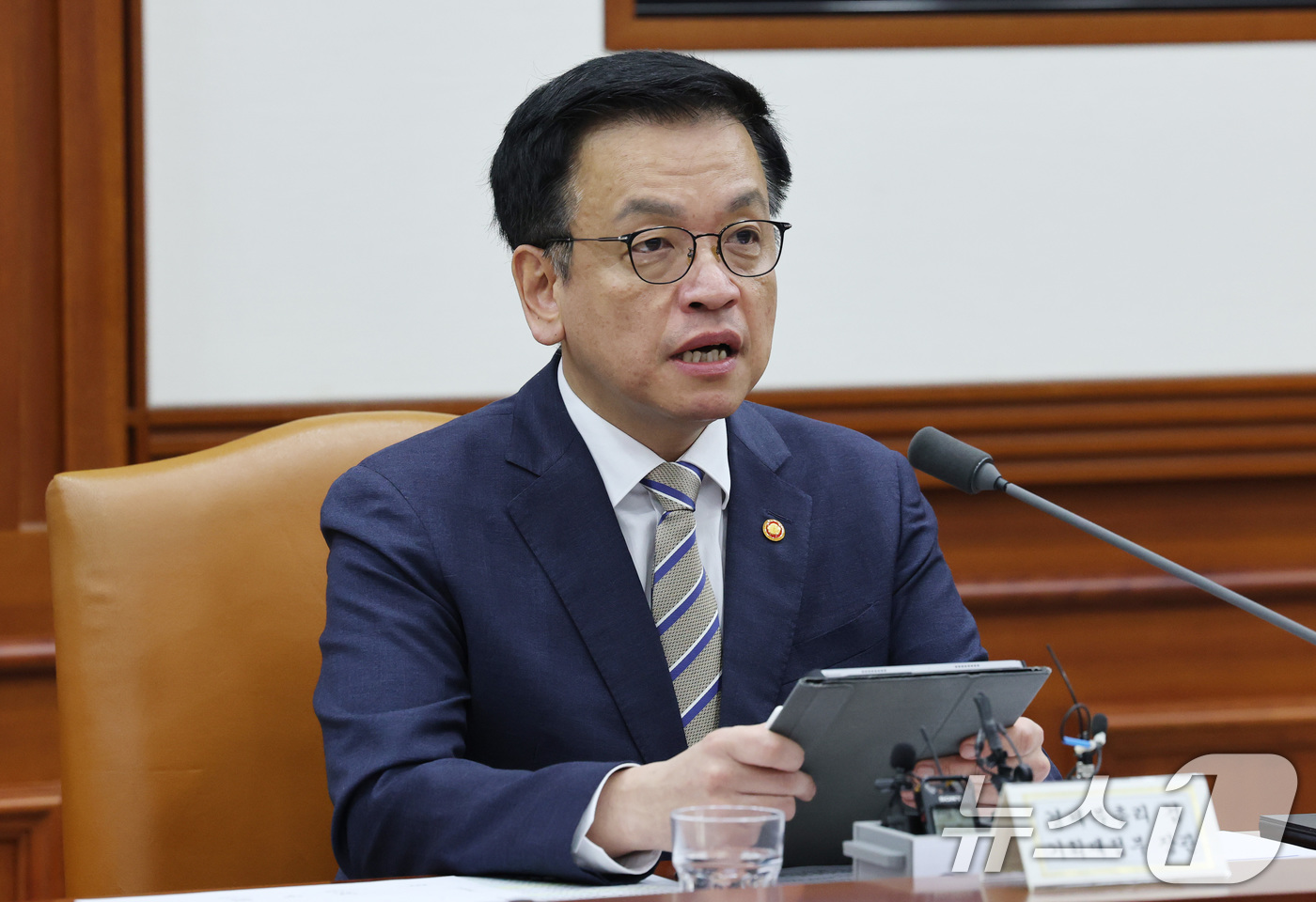 (서울=뉴스1) 임세영 기자 = 최상목 경제부총리 겸 기획재정부 장관이 15일 서울 종로구 정부서울청사에서 열린 경제관계장관회의 겸 산업경쟁력강화 관계장관회의에서 발언을 하고 있다 …