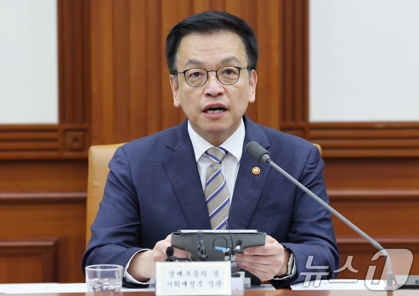 본문 이미지 - 최상목 경제부총리 겸 기획재정부 장관이 15일 서울 종로구 정부서울청사에서 열린 경제관계장관회의 겸 산업경쟁력강화 관계장관회의에서 발언을 하고 있다. 2025.4.15/뉴스1 ⓒ News1 임세영 기자