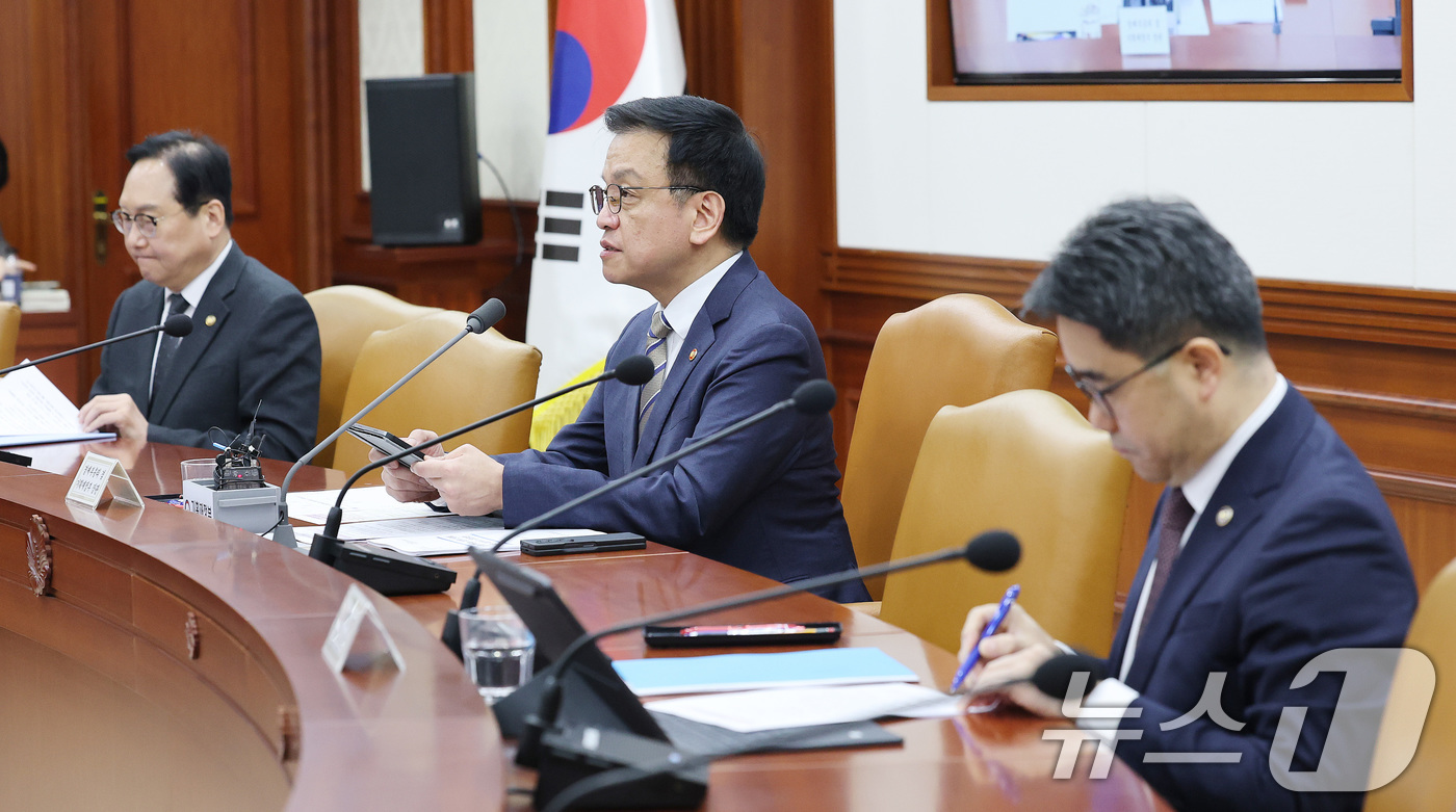 (서울=뉴스1) 임세영 기자 = 최상목 경제부총리 겸 기획재정부 장관이 15일 서울 종로구 정부서울청사에서 열린 경제관계장관회의 겸 산업경쟁력강화 관계장관회의에서 발언을 하고 있다 …