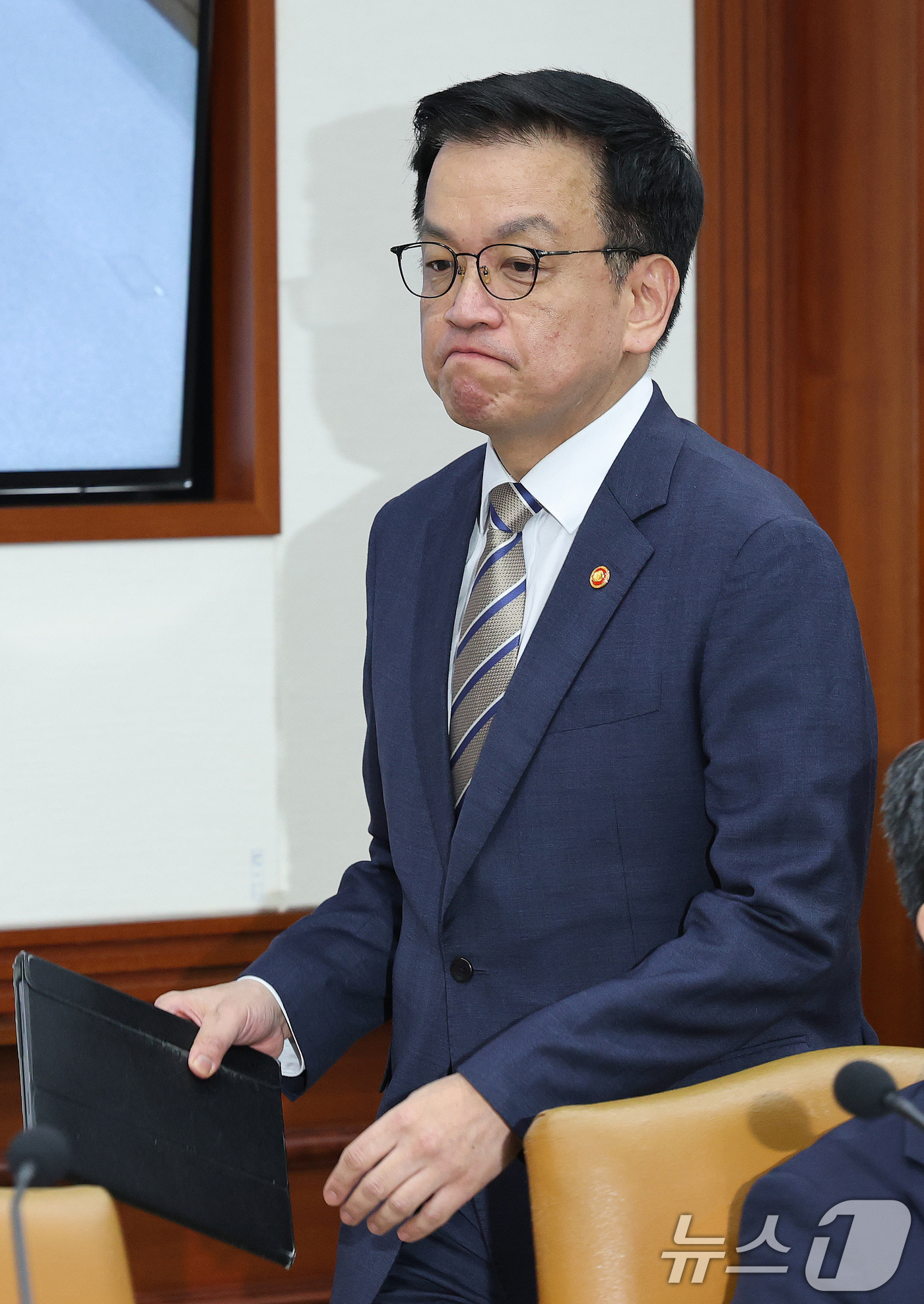 (서울=뉴스1) 임세영 기자 = 최상목 경제부총리 겸 기획재정부 장관이 15일 서울 종로구 정부서울청사에서 열린 경제관계장관회의 겸 산업경쟁력강화 관계장관회의에 참석하고 있다. 2 …