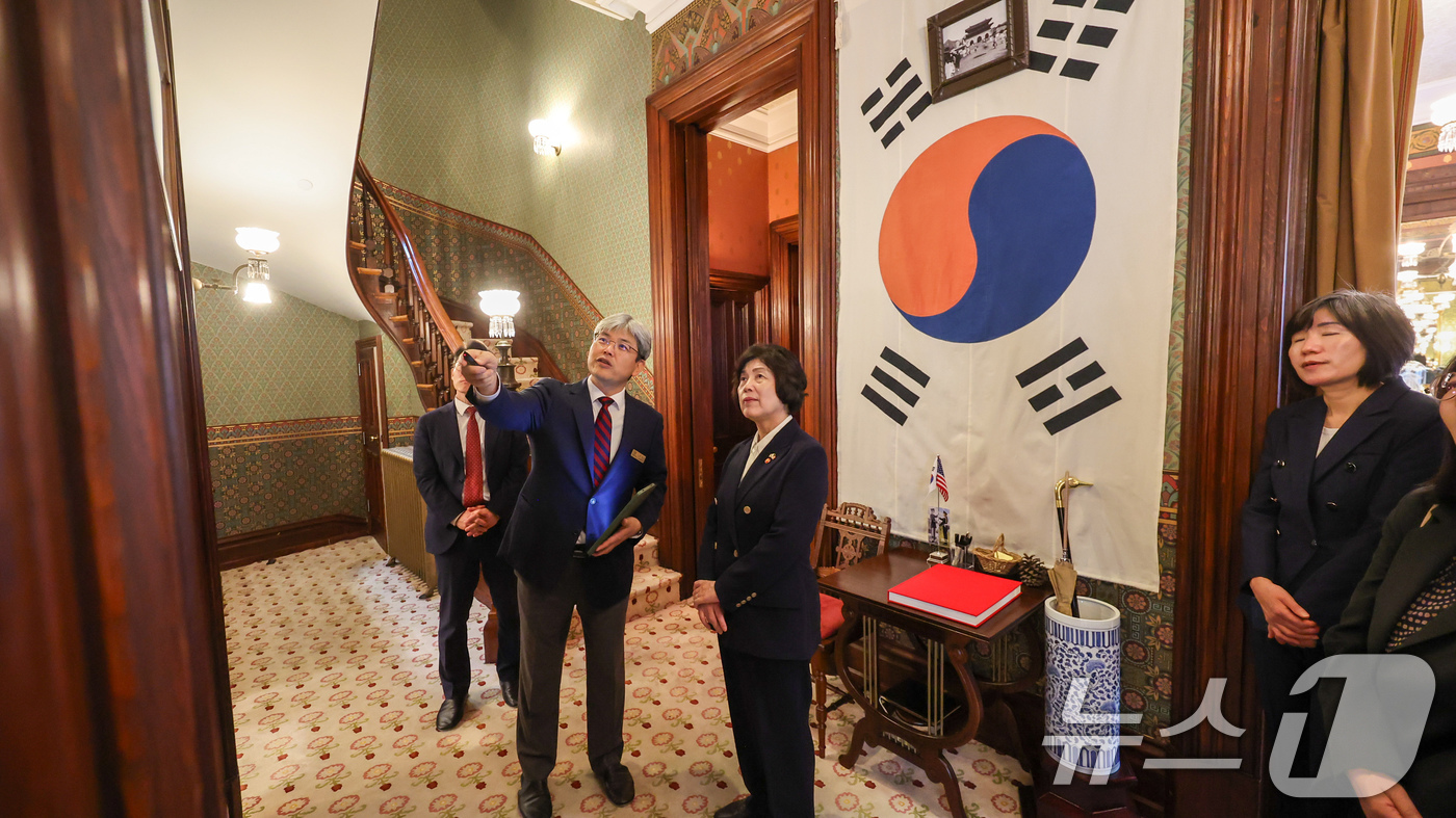 (서울=뉴스1) = 강정애 국가보훈부 장관이 14일(현지시간) 미국 워싱턴 D.C에 있는 주한미대한제국공사관을 방문해 시설을 둘러보고 있다. (국가보훈부 제공. 재판매 및 DB 금 …