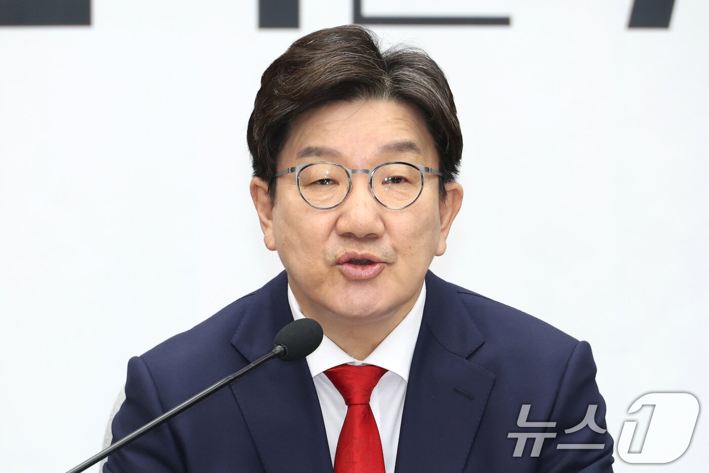 본문 이미지 - 권성동 국민의힘 원내대표가 15일 오전 서울 여의도 국회에서 열린 원내대책회의에서 발언하고 있다. 2025.4.15/뉴스1 ⓒ News1 이광호 기자