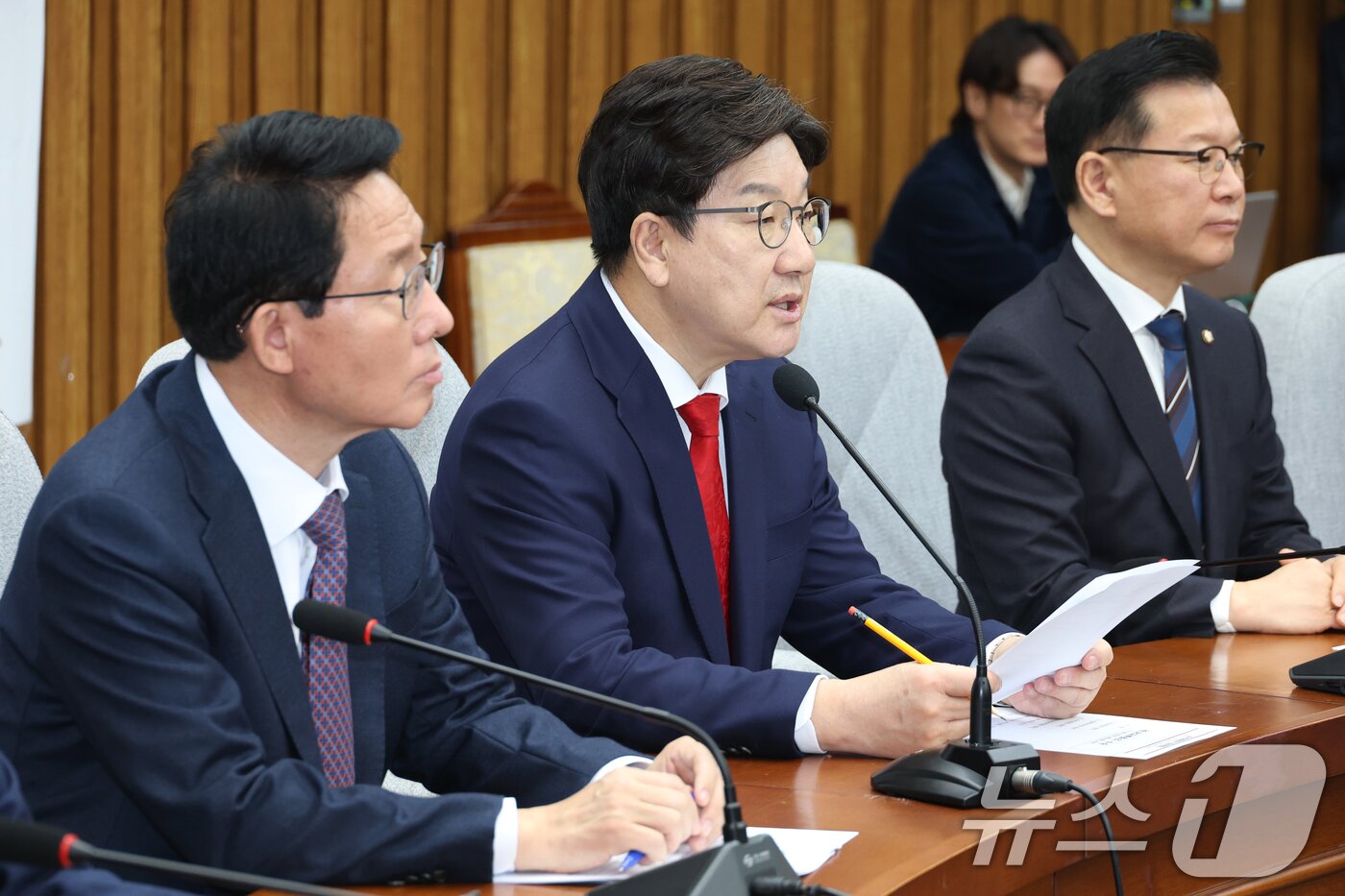 본문 이미지 - 권성동 국민의힘 원내대표가 15일 오전 서울 여의도 국회에서 열린 원내대책회의에서 발언하고 있다. 2025.4.15/뉴스1 ⓒ News1 이광호 기자