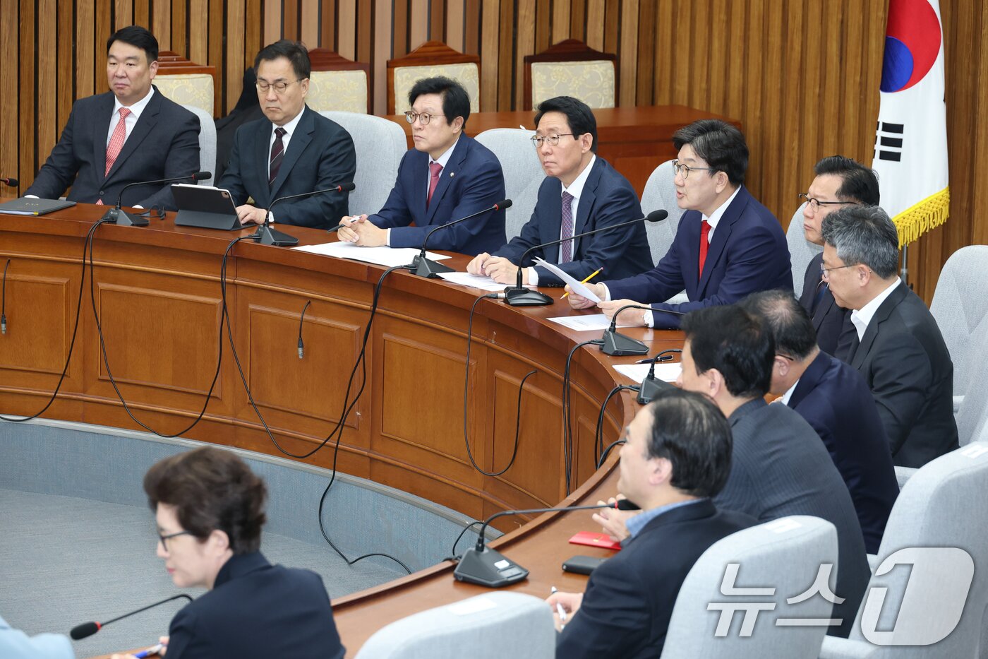 본문 이미지 - 권성동 국민의힘 원내대표가 15일 오전 서울 여의도 국회에서 열린 원내대책회의에서 발언하고 있다. 2025.4.15/뉴스1 ⓒ News1 이광호 기자