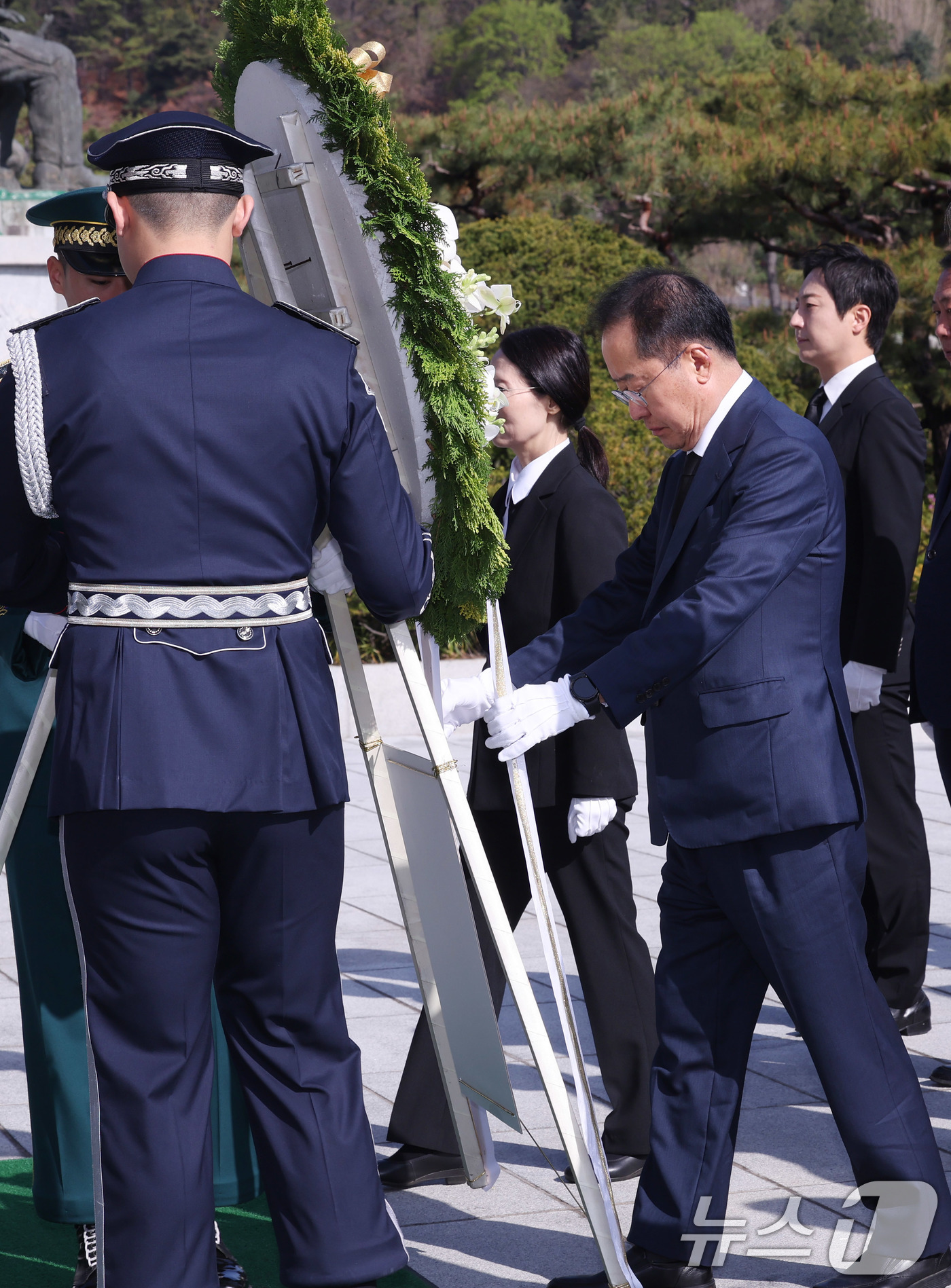 (서울=뉴스1) 박지혜 기자 = 대선 출마를 선언한 홍준표 전 대구시장이 15일 서울 동작구 국립서울현충원을 찾아 헌화하고 있다. 2025.4.15/뉴스1