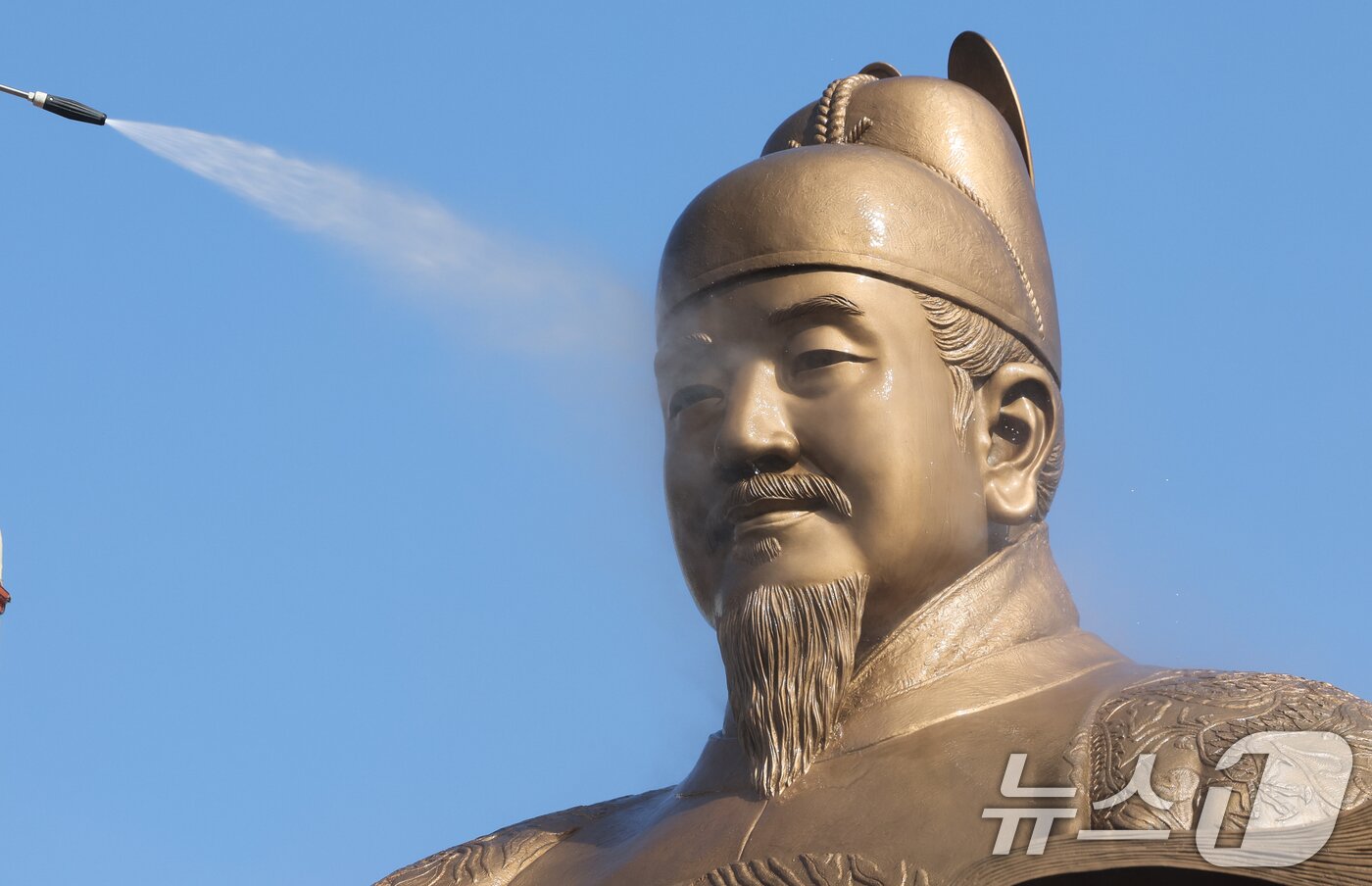 본문 이미지 - 서울시 관계자들이 15일 서울 종로구 세종로 광화문광장에서 세종대왕 동상을 세척하고 있다. 2025.4.15/뉴스1 ⓒ News1 허경 기자